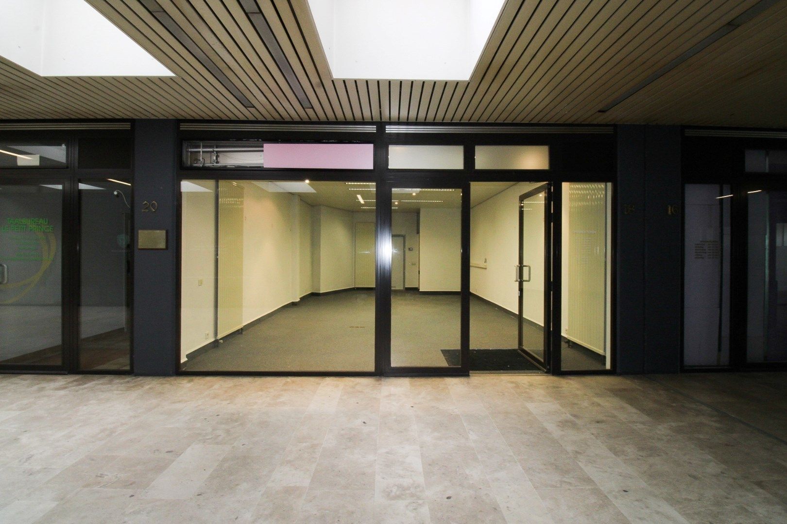 Nieuwe kansen wachten: Veelzijdige kantoor- of handelsruimte te huur in het hart van Sint-Niklaas  foto 2