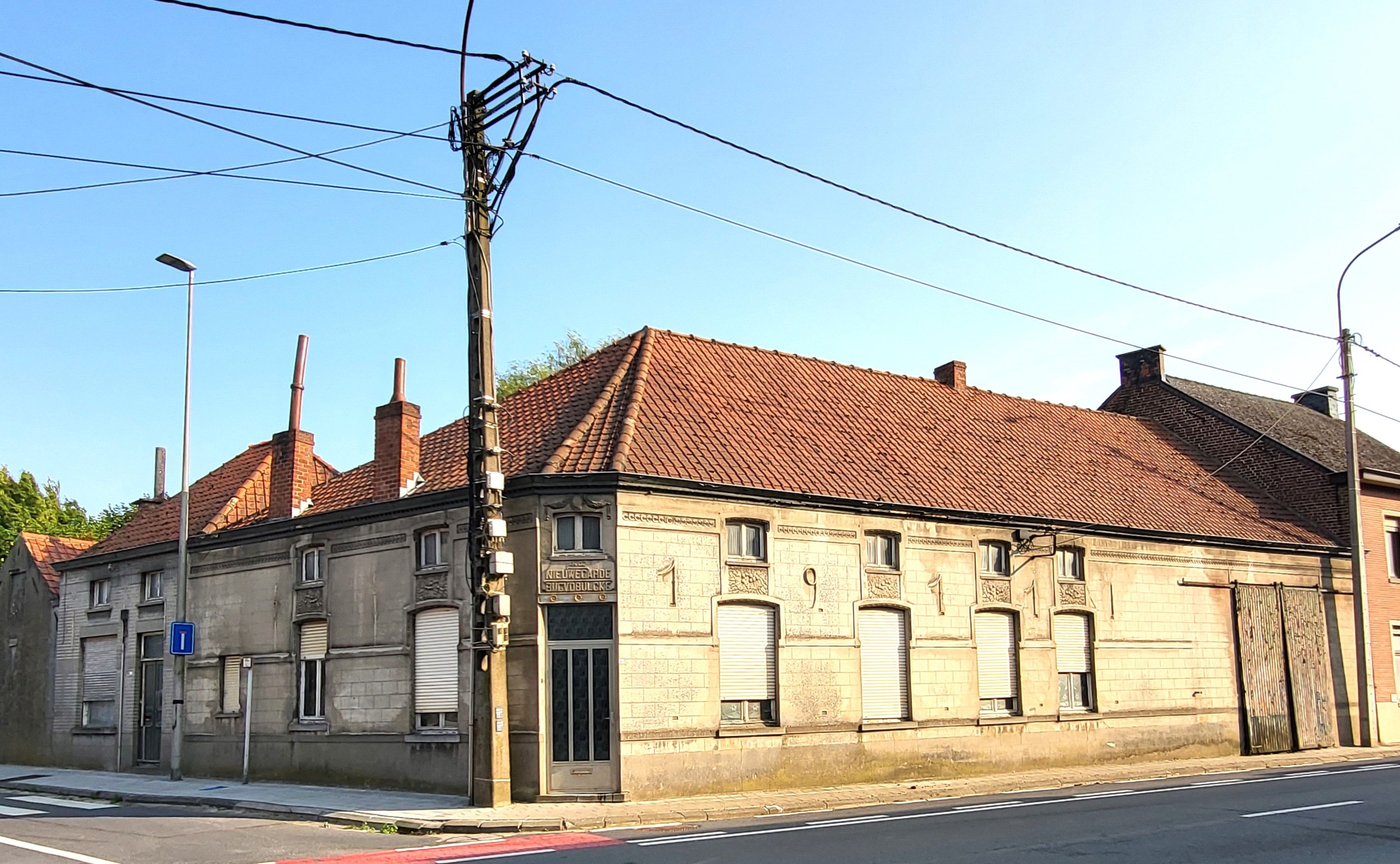 Prachtig te renoveren burgerwoning op 318m² met ruime garage en stalling. foto 2