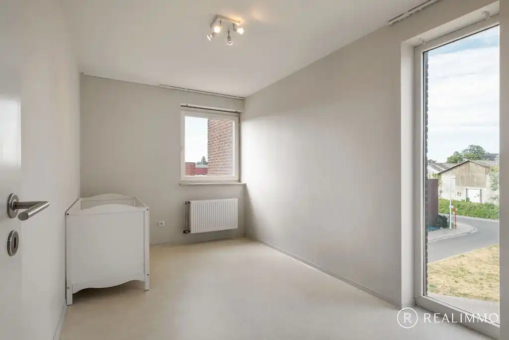 Recente halfopen bebouwing (2017) met tuin, terras en uitweg in rustige wijk foto 18