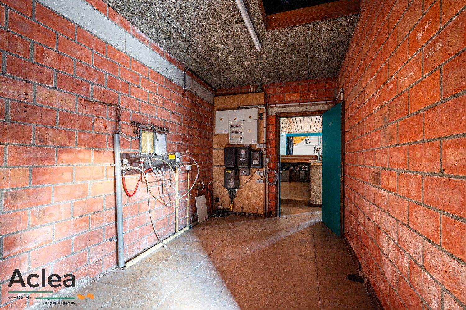 Multifunctionele eigendom bestaande uit café met appartement en feestzaal foto 14