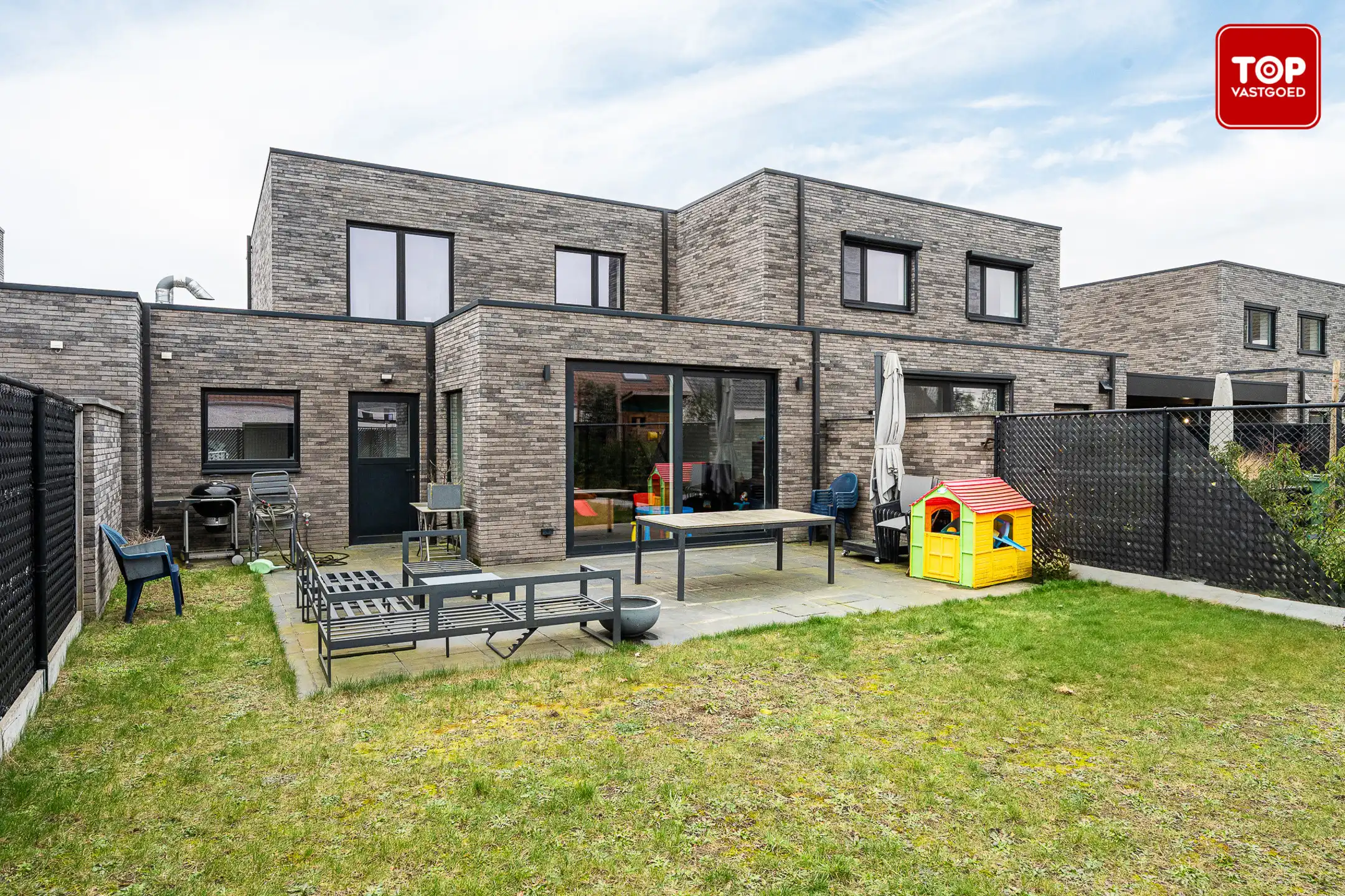 Stijlvolle en energiezuinige gezinswoning met hoogwaardige materialen en zonnige tuin foto {{pictureIndex}}