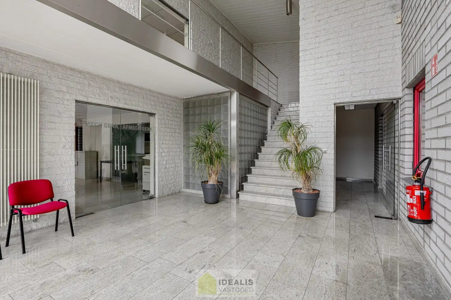IDEALIS VASTGOED – Industrieel bedrijfsgebouw van maar liefst +-5000m² bruikbare oppervlakte, bestaande uit bedrijfshallen, kantoor- en vergaderruimtes en een appartement met een centrale ligging op industrieterrein Genk Zuid op een perceel van 10.326m² (1,03 hectare). foto 12
