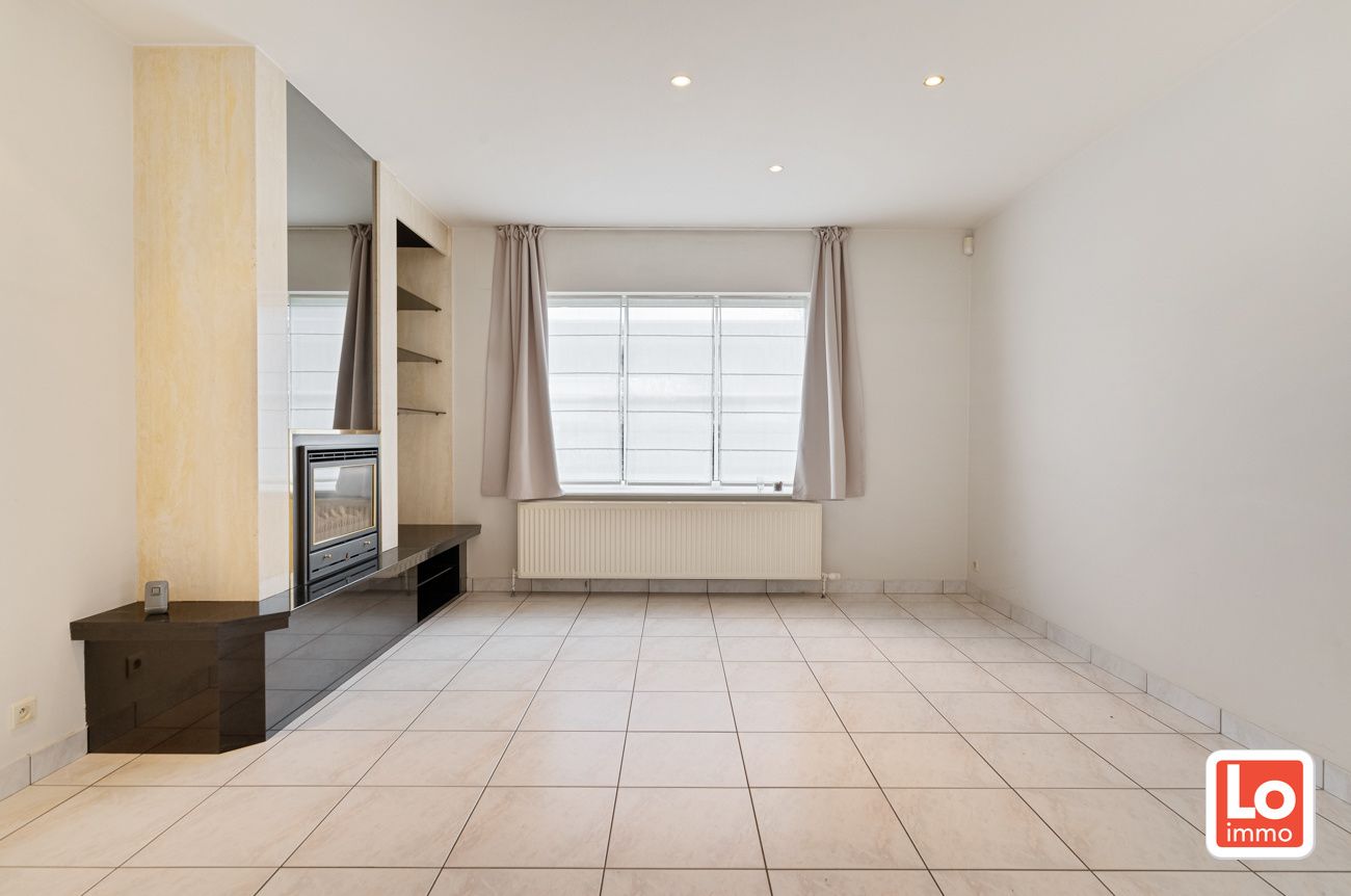 VERKOCHT!! Mooie en degelijke open bebouwing met inpandige garage op een heel rustige toplocatie vlakbij het centrum van Lochristi! foto 3