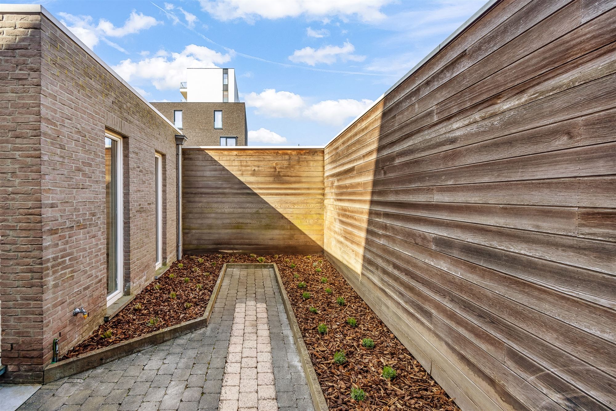 VOLLEDIG INSTAPKLAAR GELIJKVLOERS APPARTEMENT (145M²) MET 2 SLAAPKAMERS, INPANDIGE GARAGE EN TUIN/KOER TE BERINGEN-CENTRUM foto 22