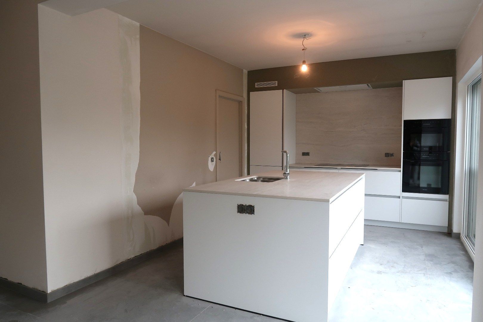 Charmante gerenoveerde woning te huur in Snellegem – 3 slaapkamers, grote tuin & veel extra’s foto 6