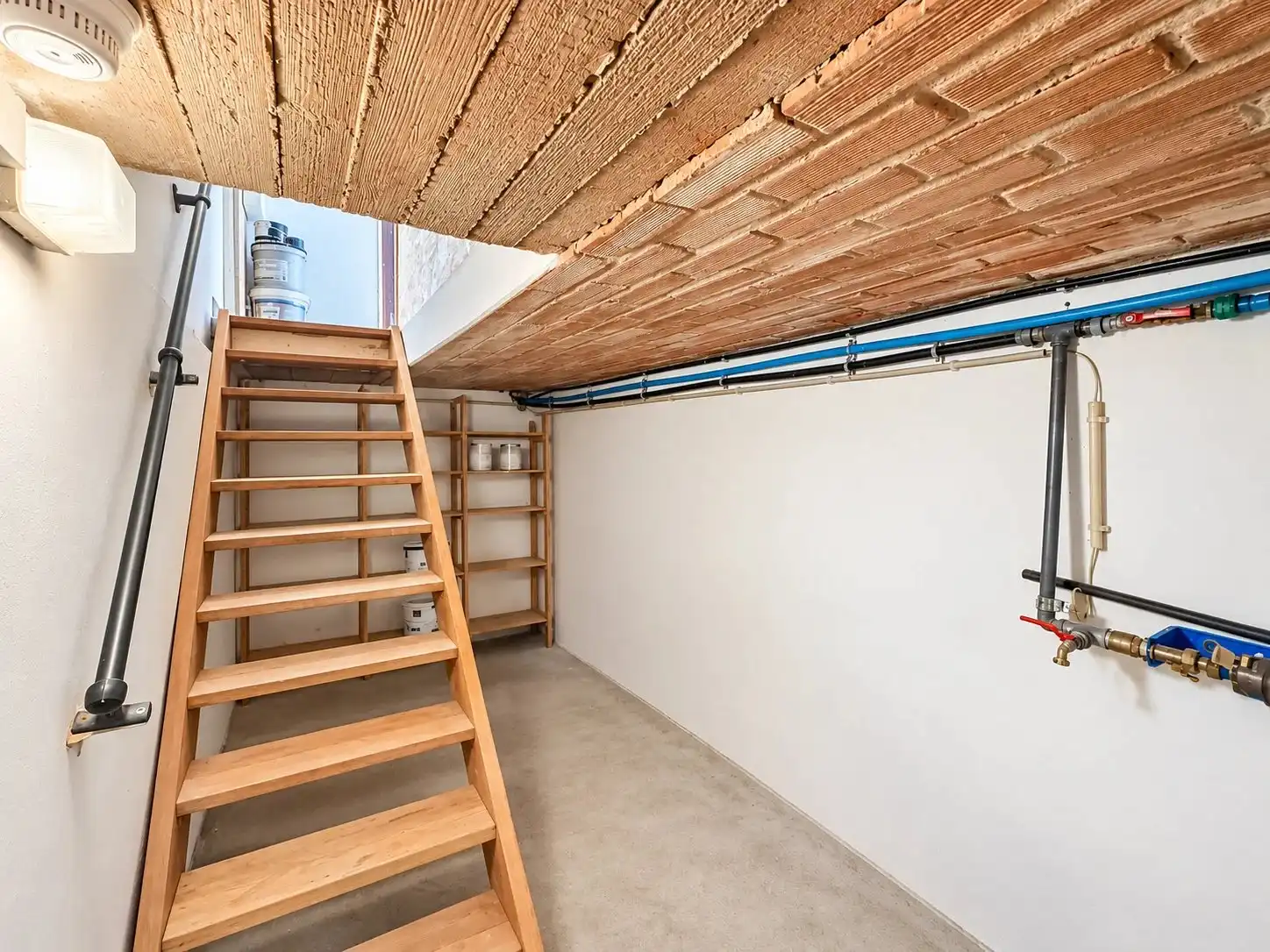 Ruime gerenoveerde woning met 5 slaapkamers, 2 badkamers, garage en grote loods in Lommel. foto 35