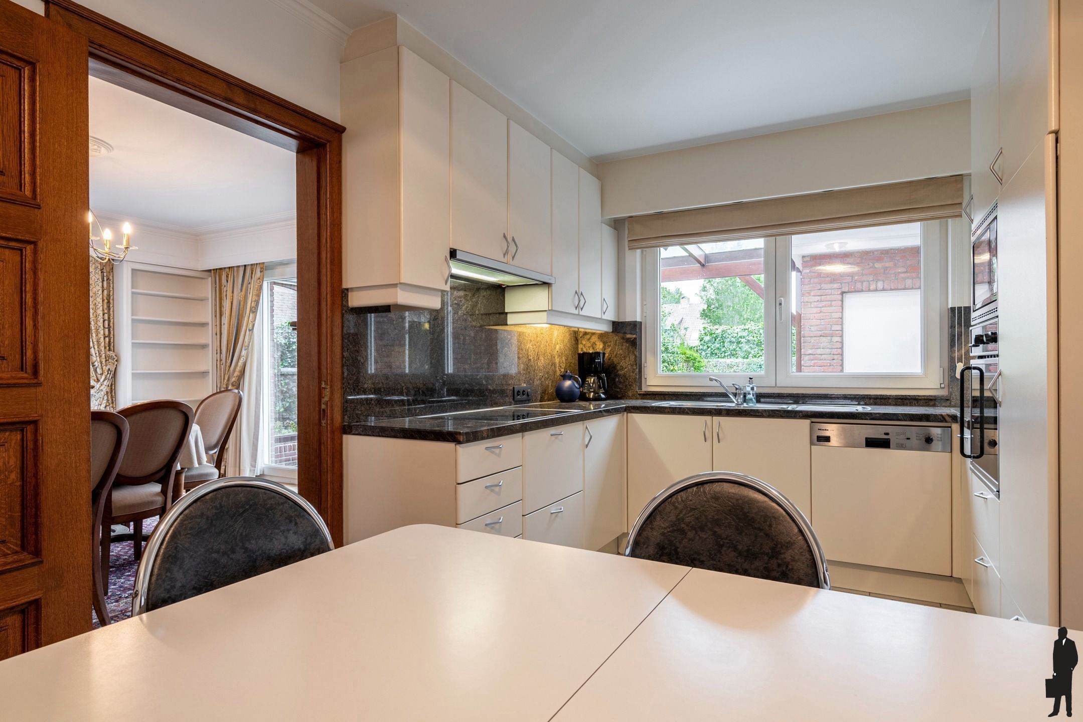 Charmante gezinswoning met 4 slks, dubbele garage op 772 m² foto 8