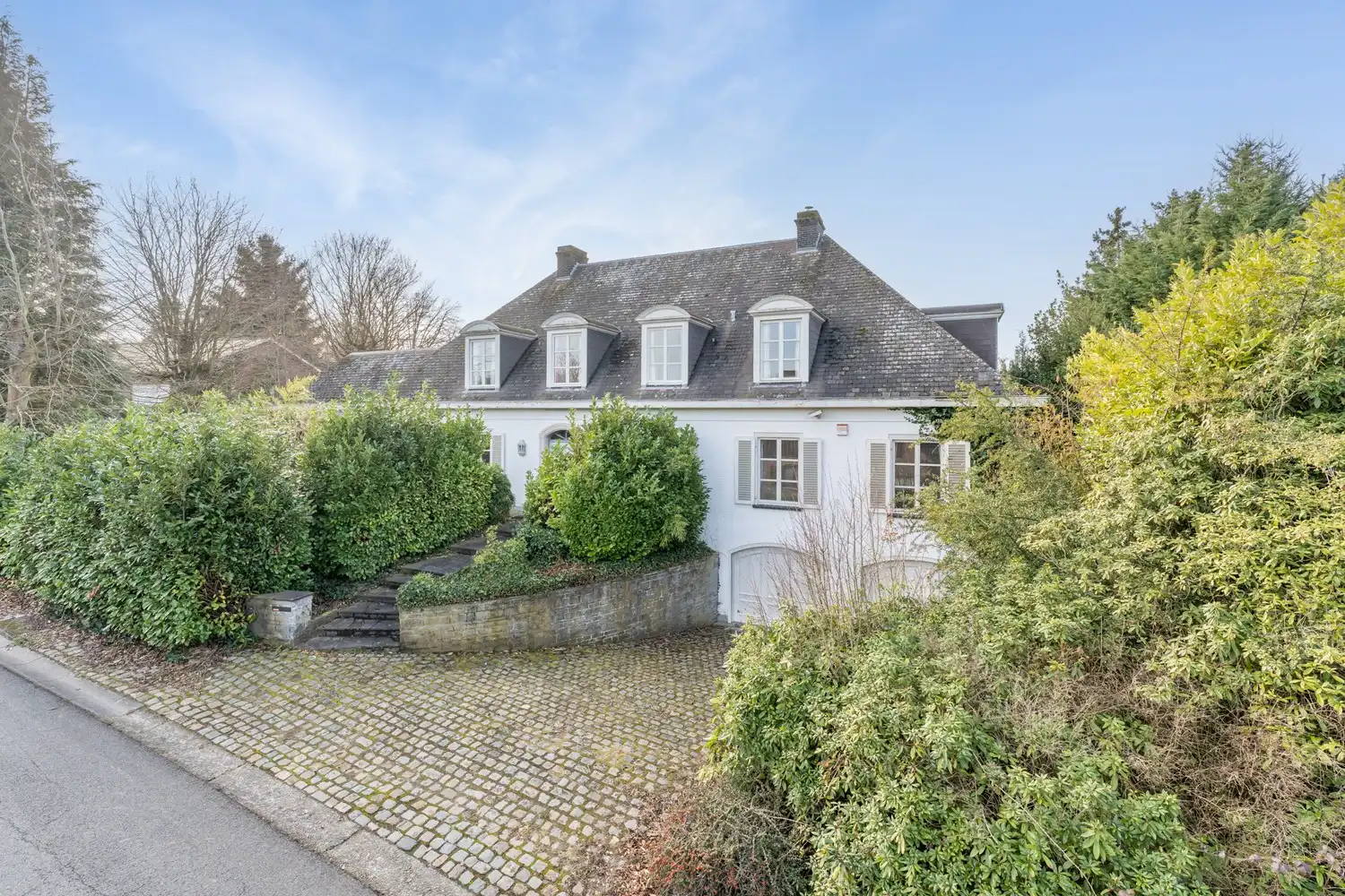 Hoofdfoto van de publicatie: Residentieel gelegen villa met 4-5 ruime slaapkamers/bureau , 2 badkamers, 2 garages en een tuin op een perceel van 11a 71ca te Winksele gemeente Herent.