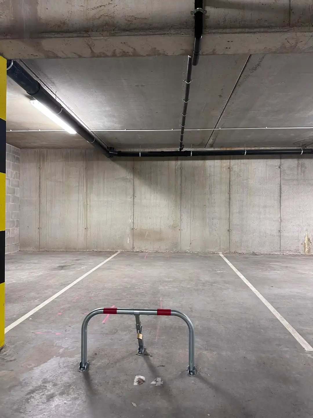 Ondergrondse parkeerplaats in centrum Gistel  foto {{pictureIndex}}