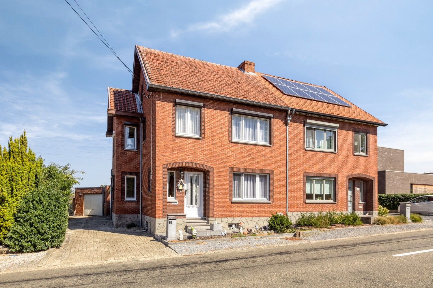 Hoofdfoto van de publicatie: Op te frissen woning met 3 slaapkamers, garage en tuin