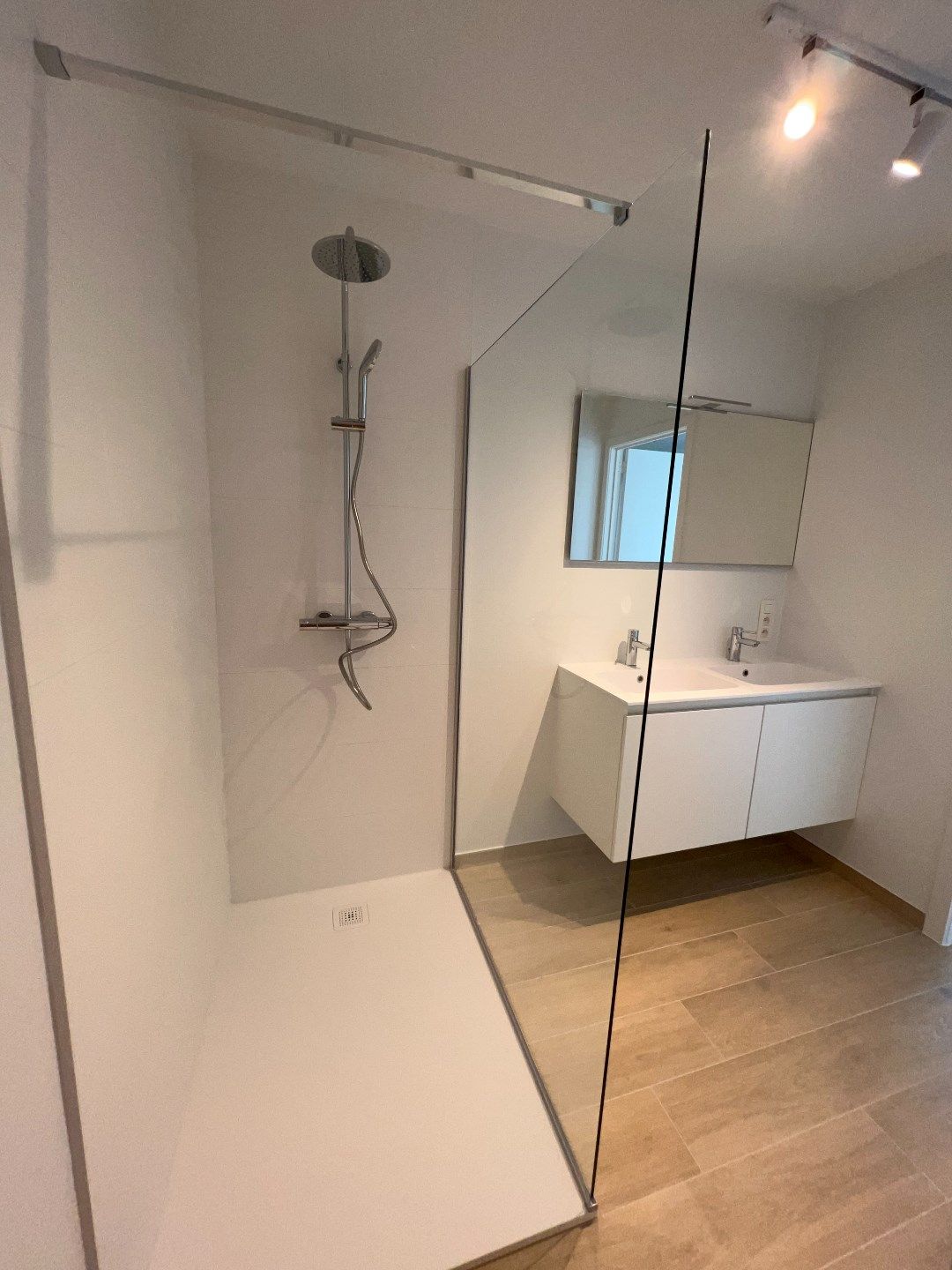 NIEUWBOUWAPPARTEMENT MET 2 SLAAPKAMERS, TERRAS EN CARPORT IN IEPER foto 9