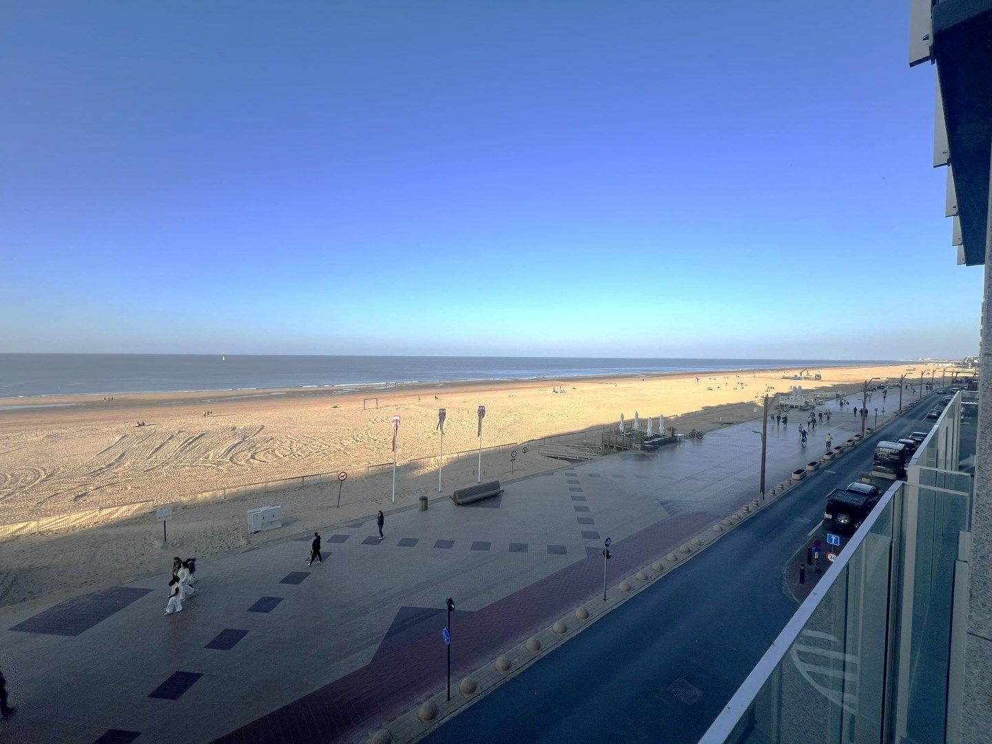 Appartement met frontaal zeezicht op een toplocatie langs de Zeedijk van het Zoute! foto 3