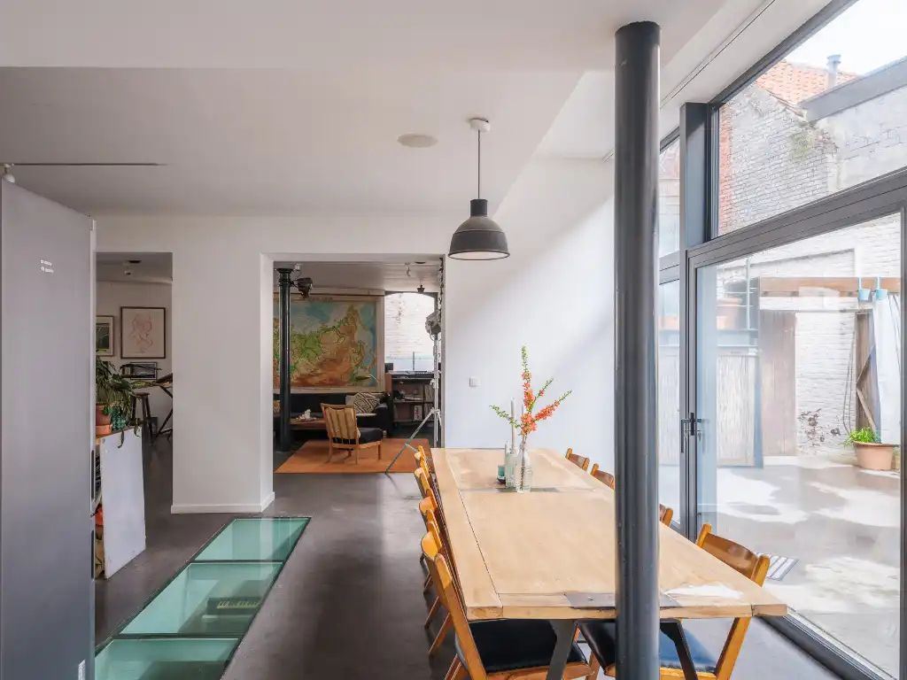 Bijzonder ruime duplex loft (263 m2&nbsp;bvo) met buitenruimte, 3 slaapkamers, 2 badkamers en inpandige garage nabij de Vrijdagsmarkt. foto 2