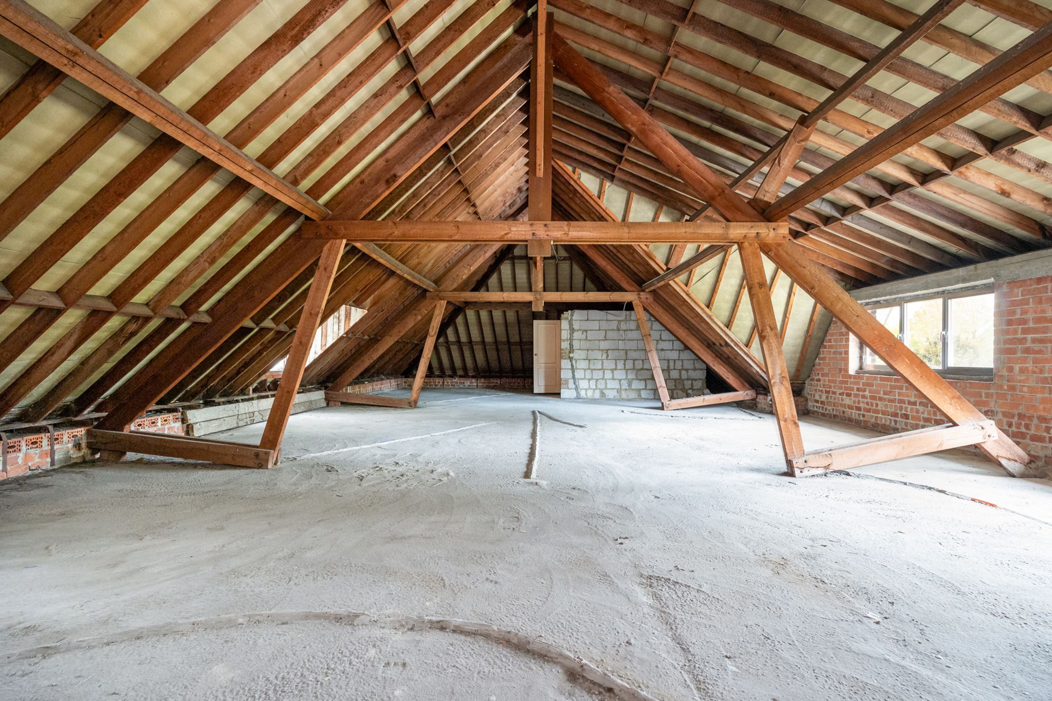 Uitzonderlijk groot gebouw met appartement en handelsruimte foto 16