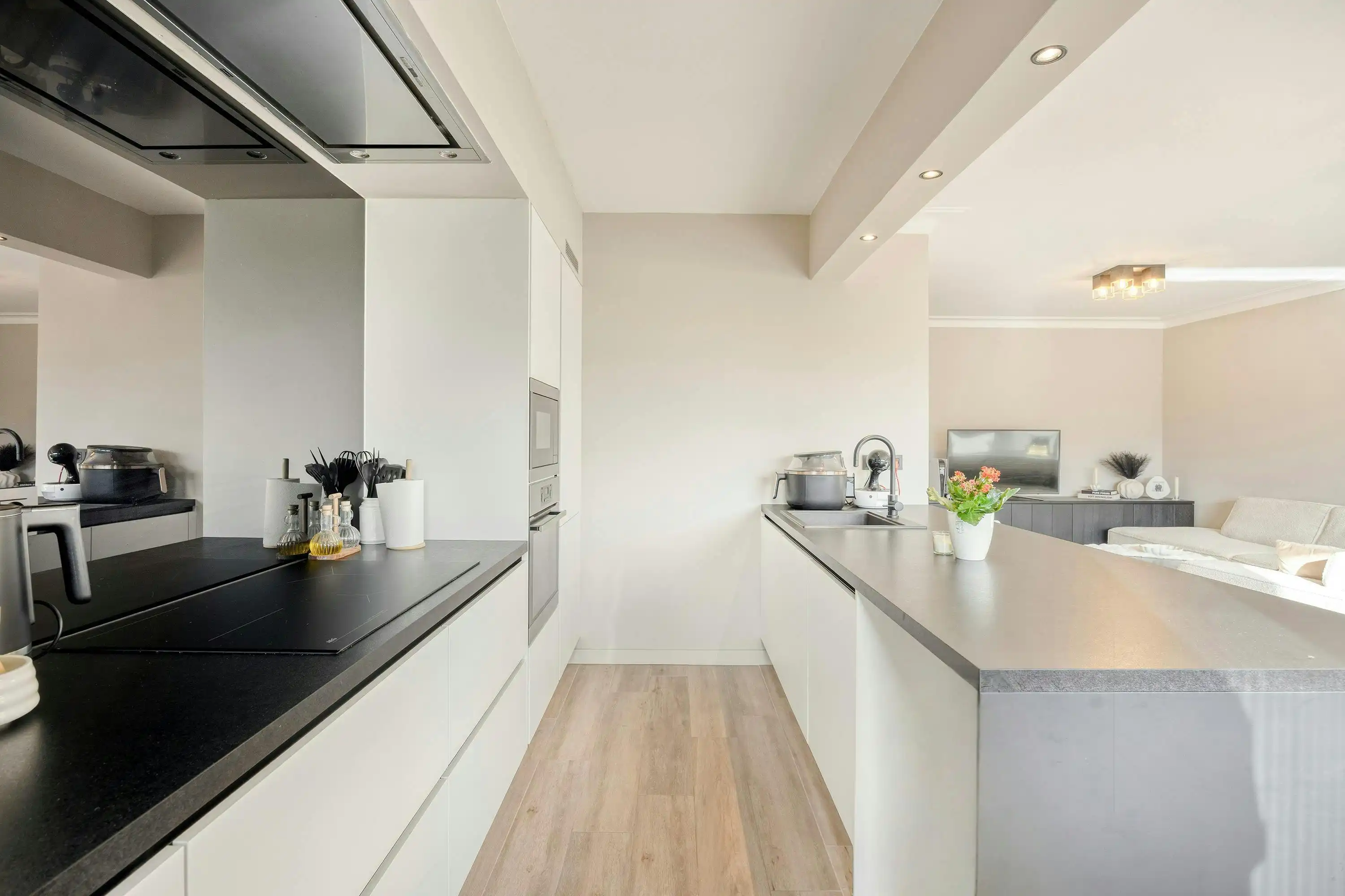 Gerenoveerd appartement te koop in Burcht foto 2