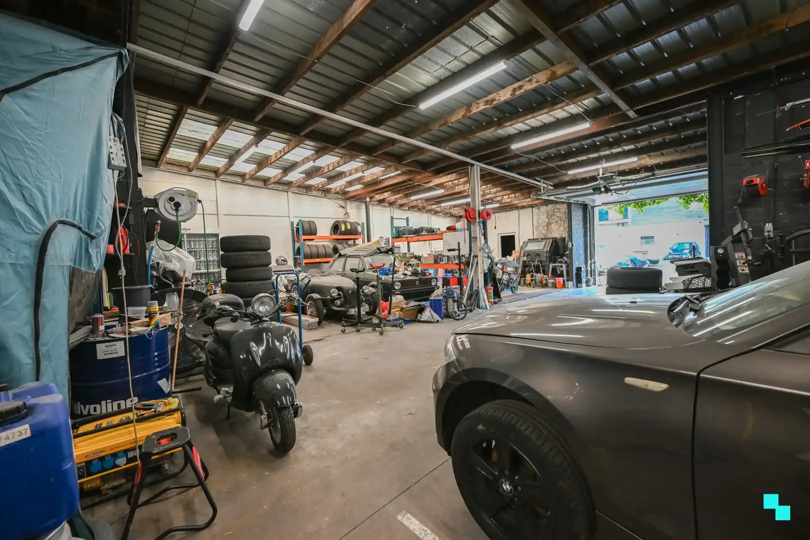 Ruim magazijn met kantoorruimtes en woonst te Lendelede foto 6