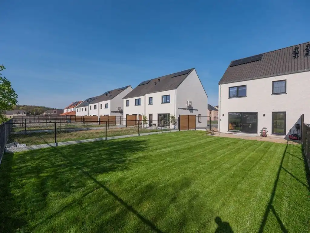 Halfvrijstaande stijlvolle nieuwbouwwoning met landelijke uitstraling foto 6