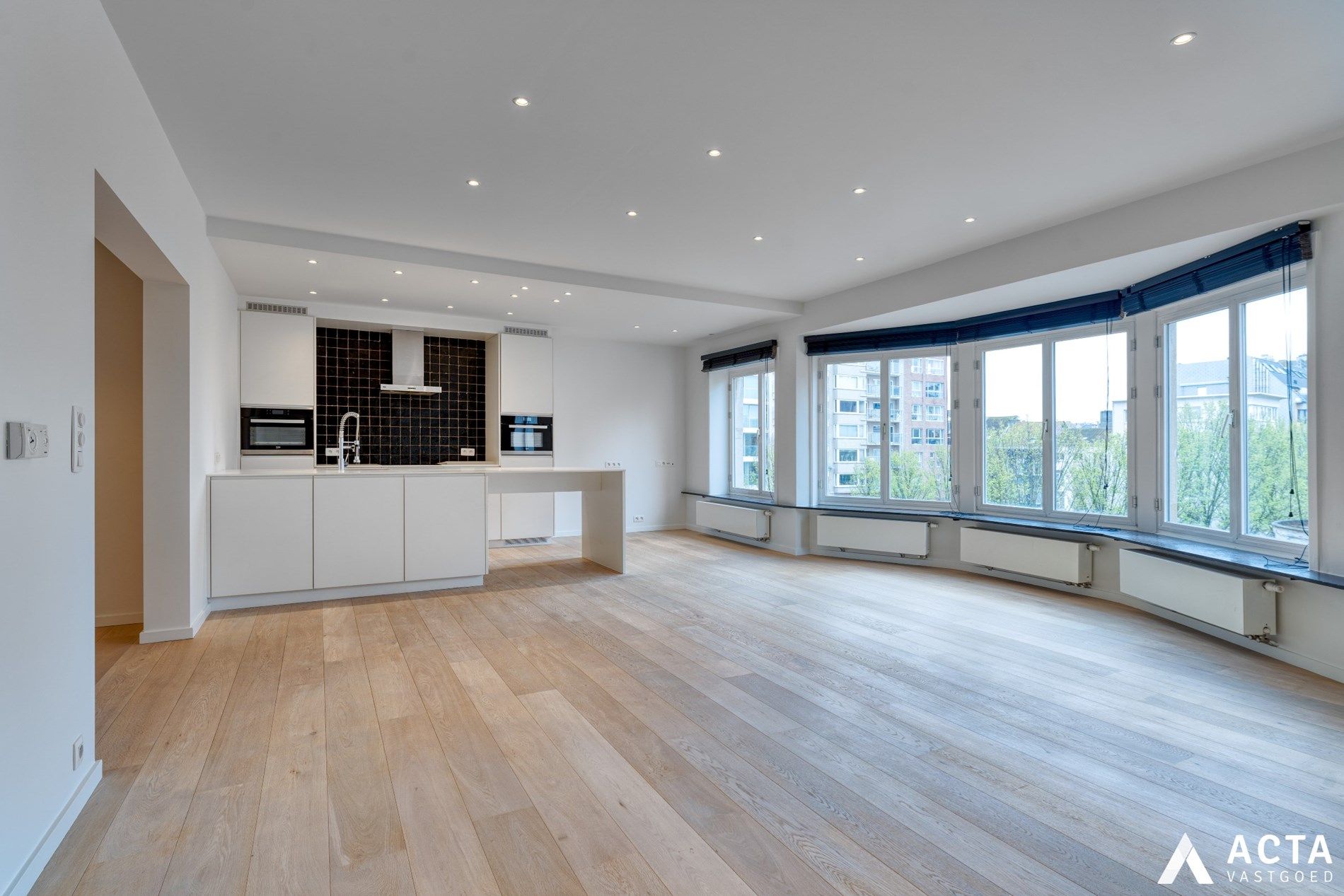 Ruim instapklaar appartement met twee slaapkamers in het centrum van Oostende foto {{pictureIndex}}