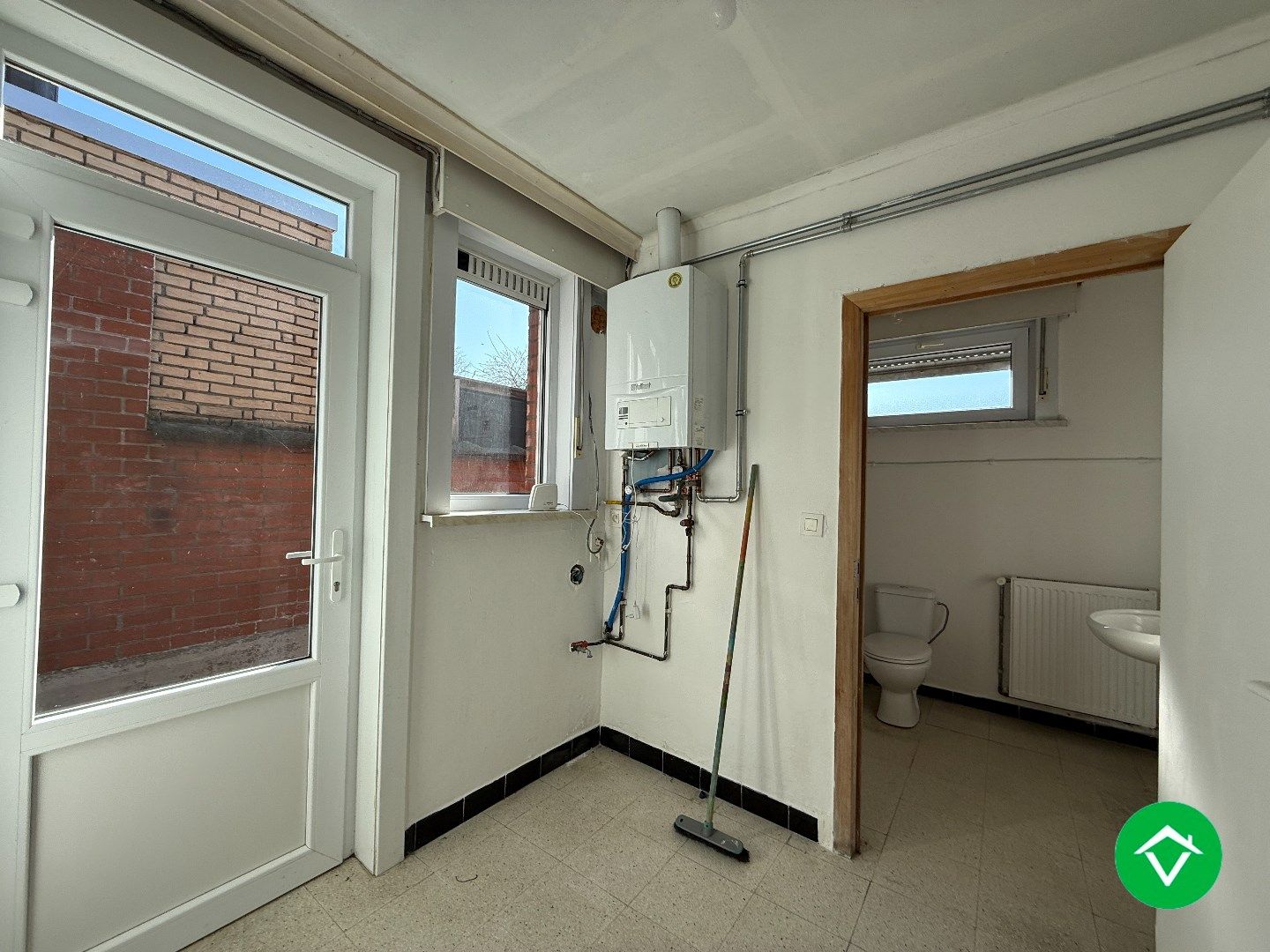 Instapklare rijwoning met 2 slaapkamers, zolder en koer in centrum Roeselare foto 8