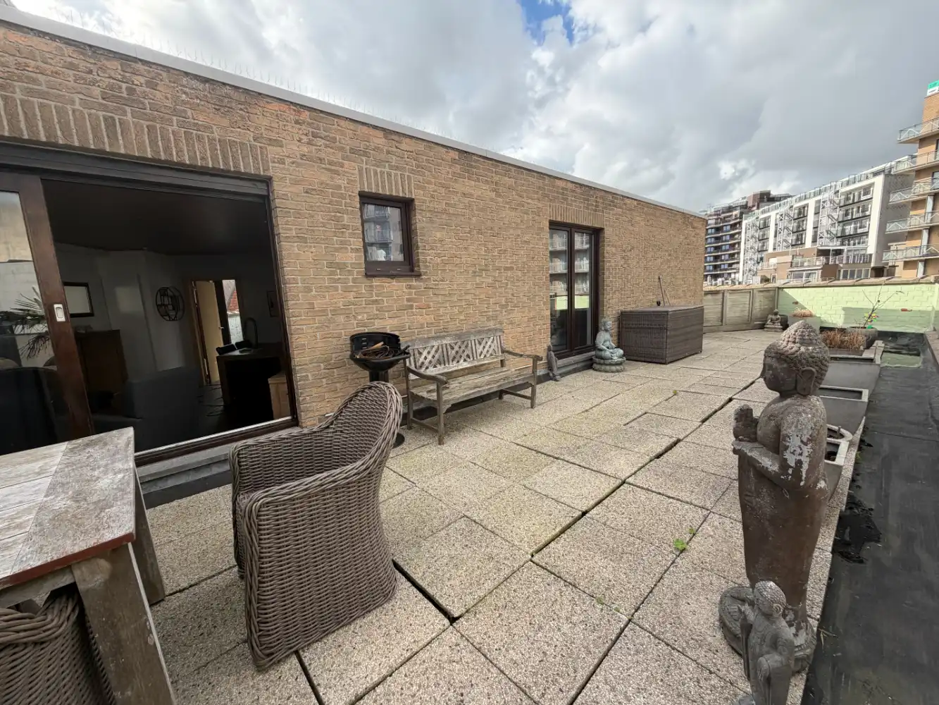 Dit charmante penthouse met één slaapkamer onderscheidt zich door zijn uitzonderlijke terrassen rondom het appartement. Dankzij de ruime buitenruimtes geniet u op elk moment van de dag van de zon en het buitenleven. Een unieke woonbeleving voor wie op zoek is naar een combinatie van comfort, rust en een overvloed aan buitenruimte. foto 19