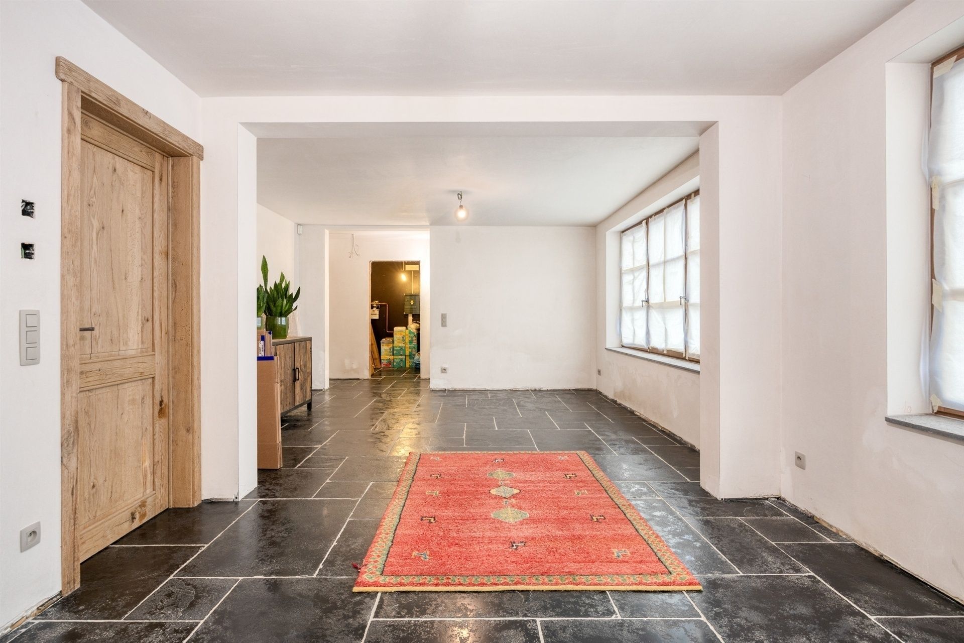 Volledige gerenoveerde woning met loods foto 20