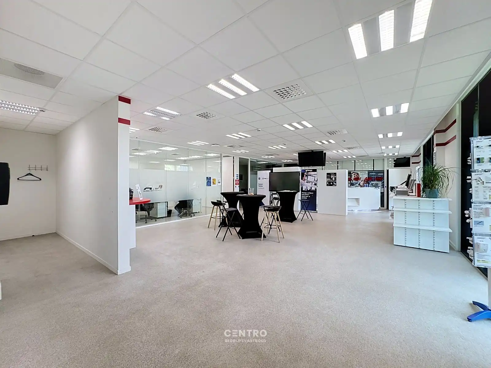 VERNIEUWDE en INSTAPKLARE KANTOORRUIMTEN (259m² en 337m²) op een UITSTEKENDE LOCATIE langs de AUTOSNELWEG te Loppem (Brugge-Zedelgem)! foto 3