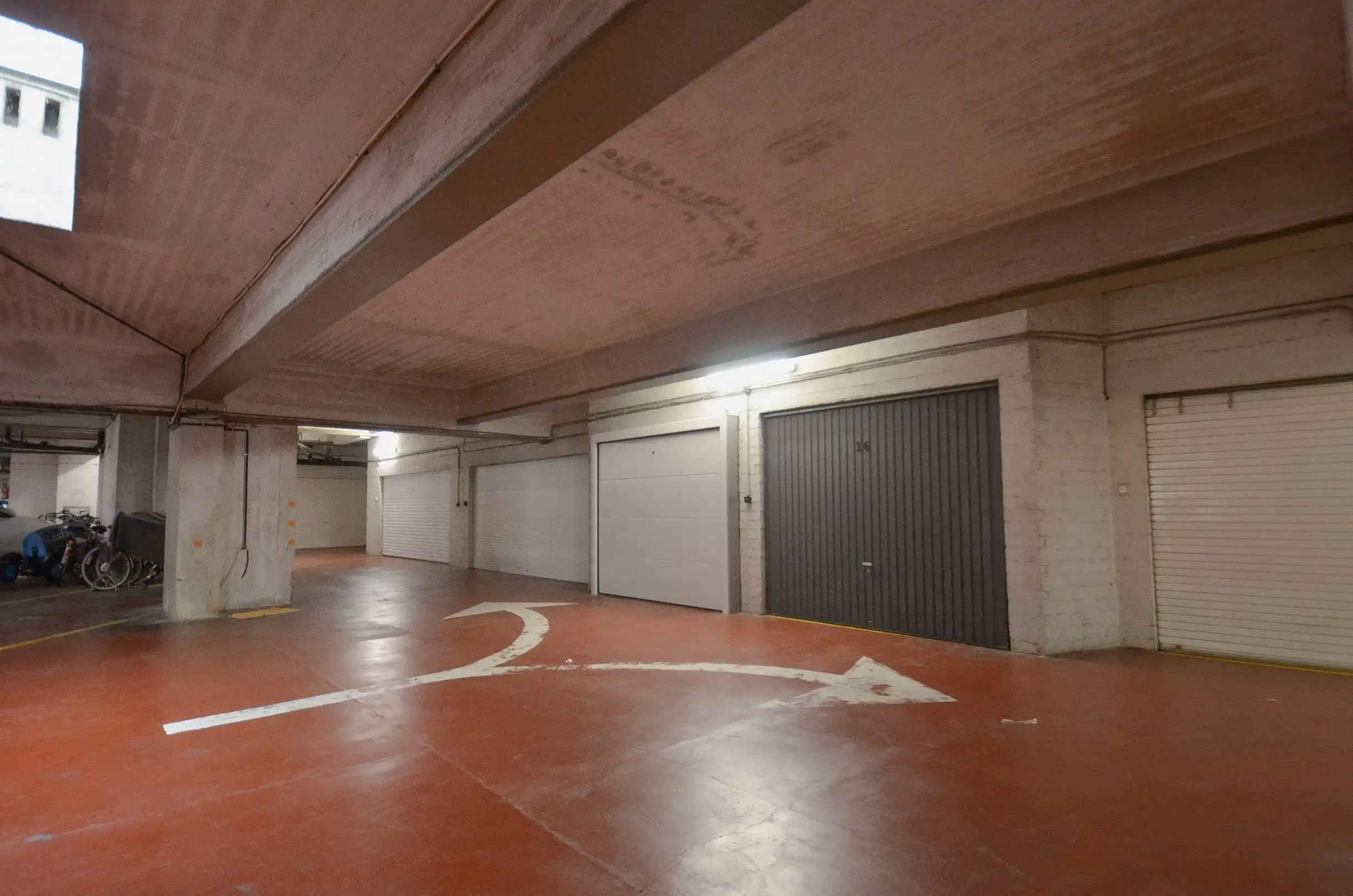 Ruime garagebox gelegen in de Elizabethlaan foto 3