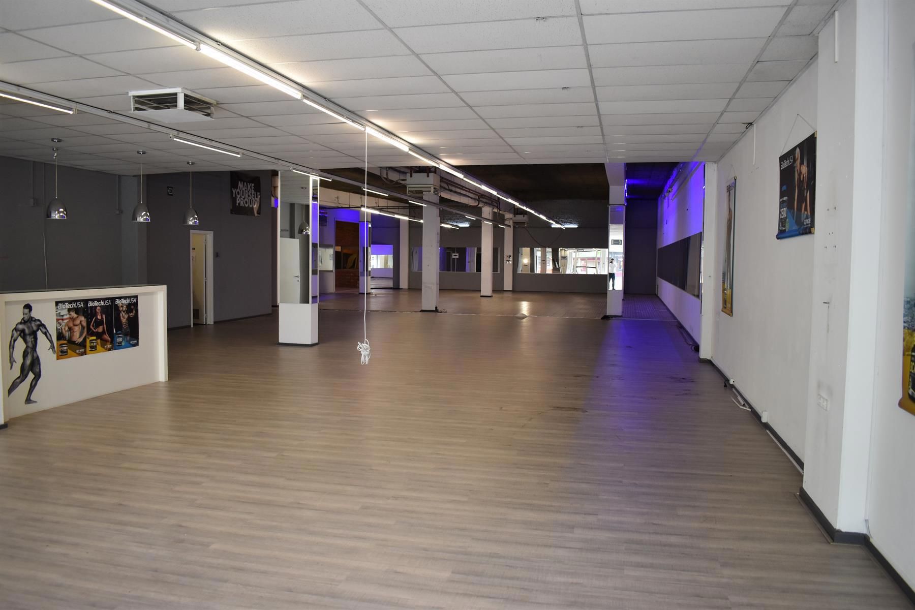 Top gelegen handelsruimte (650 m²) in het centrum van Genk foto 5