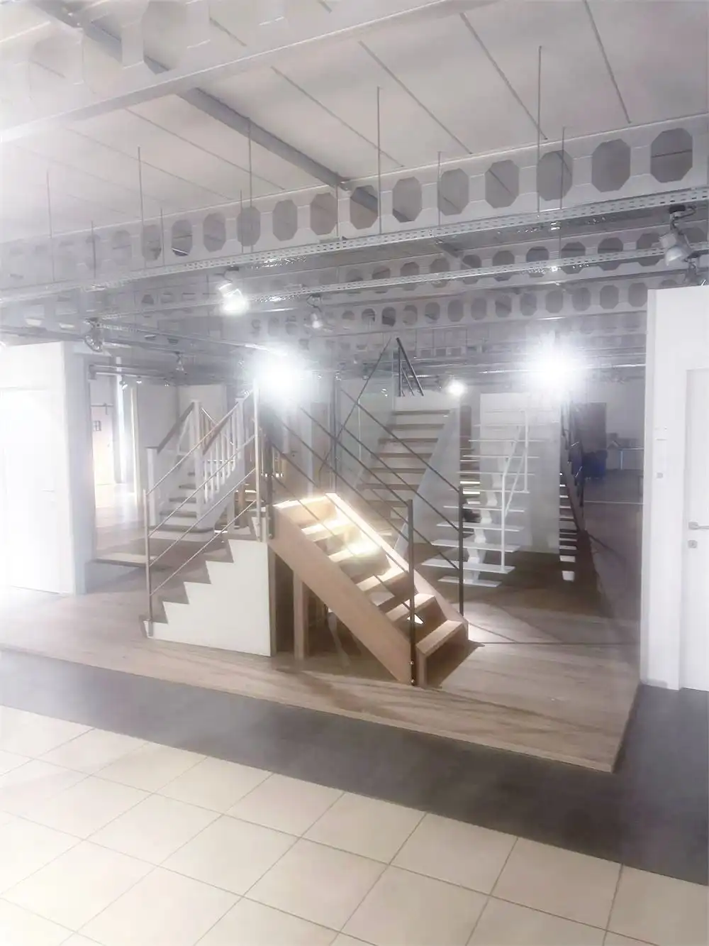 UNIEKE COMMERCIËLE LOCATIE 1.100 M2 MET PARKING foto 7