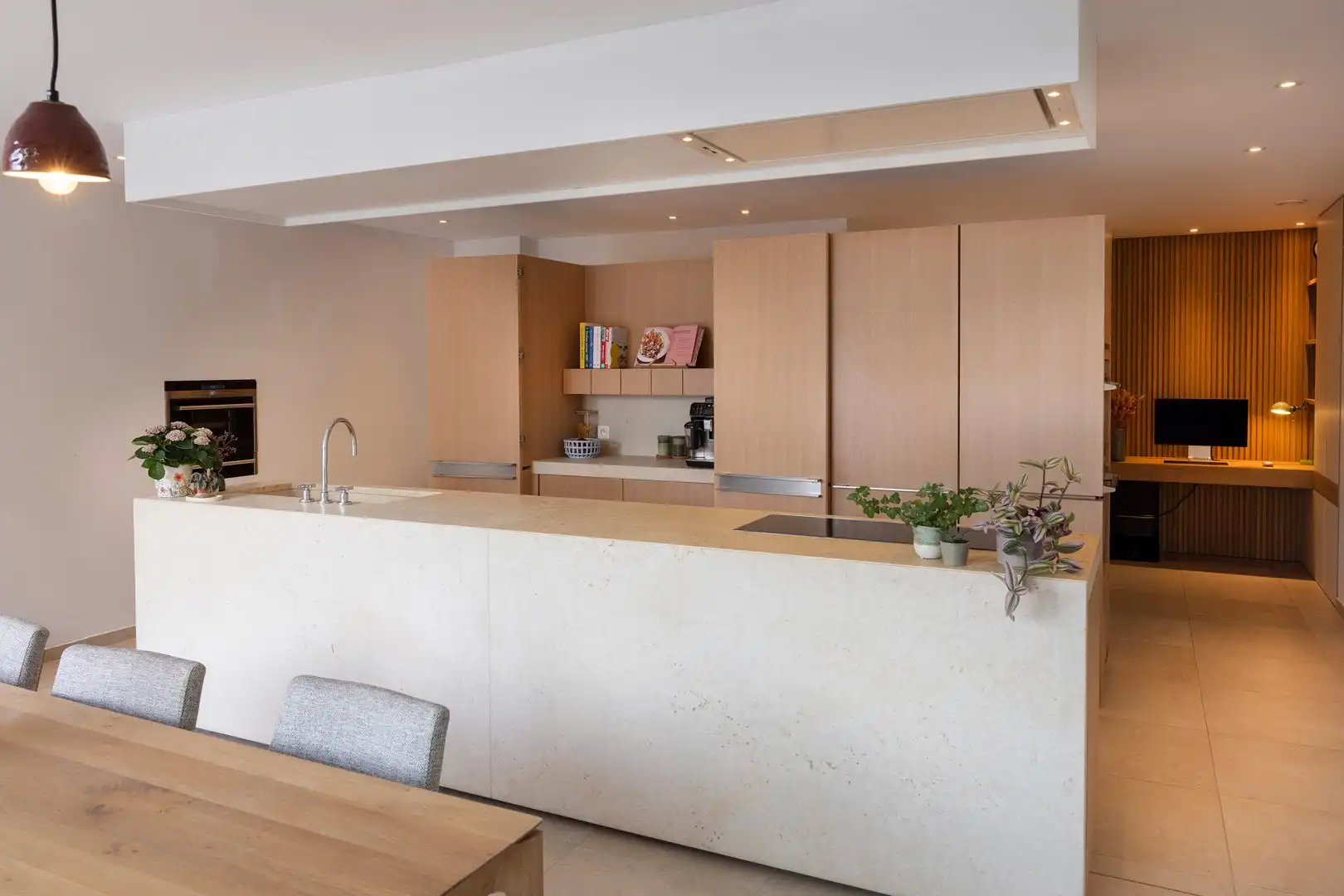 Verrassend ruime halfopen woning met 5 slaapkamers. foto {{pictureIndex}}
