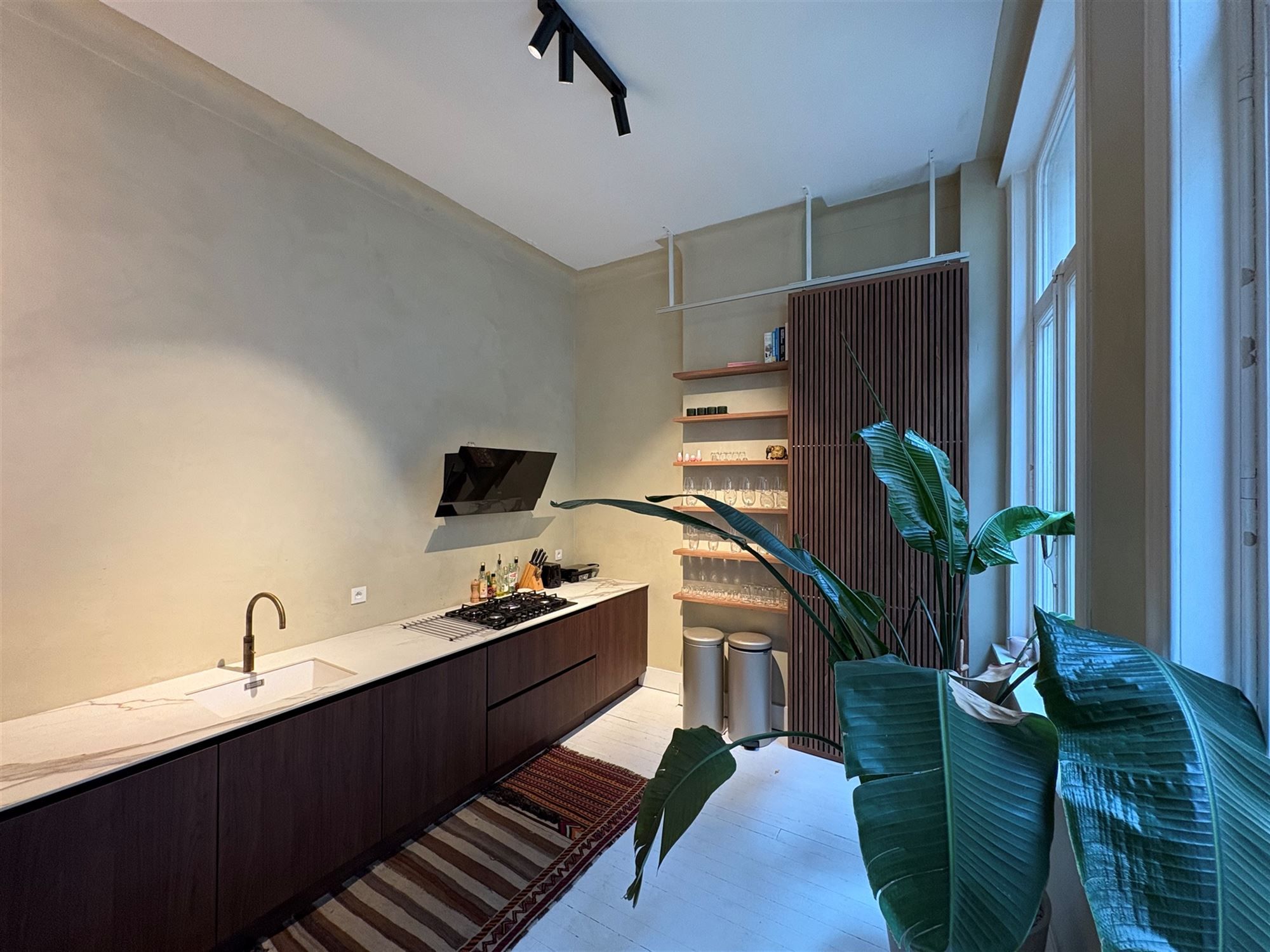 Gemeubeld (All-inclusive) 1 - slaapkamer appartement - contract 4 tot 6 maanden met ondergrondse autostaanplaats. foto 4