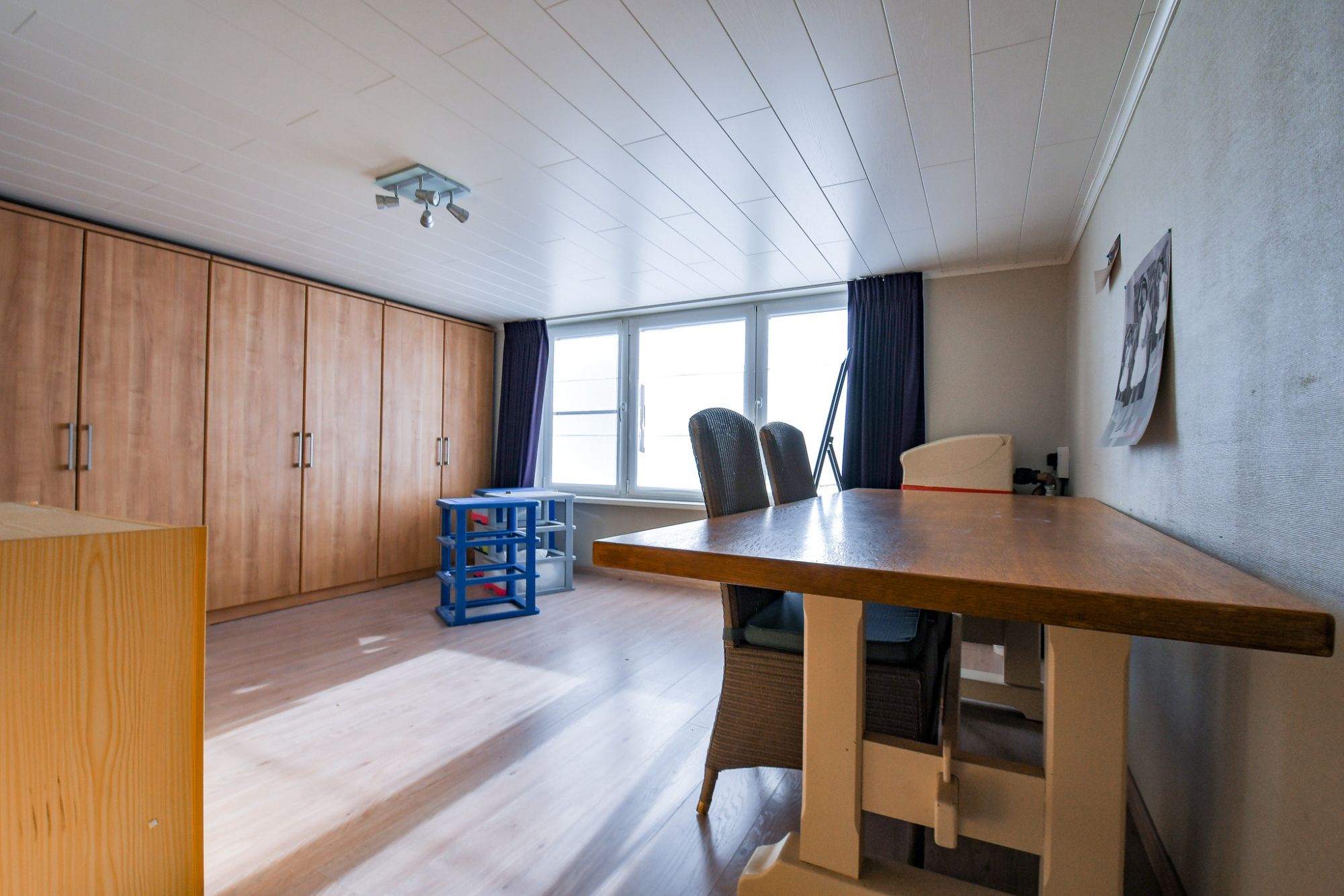Ruim polyvalent handelspand met 4 slpk,  WINKELRUIMTE,  WONING en PARKING vooraan. foto 15