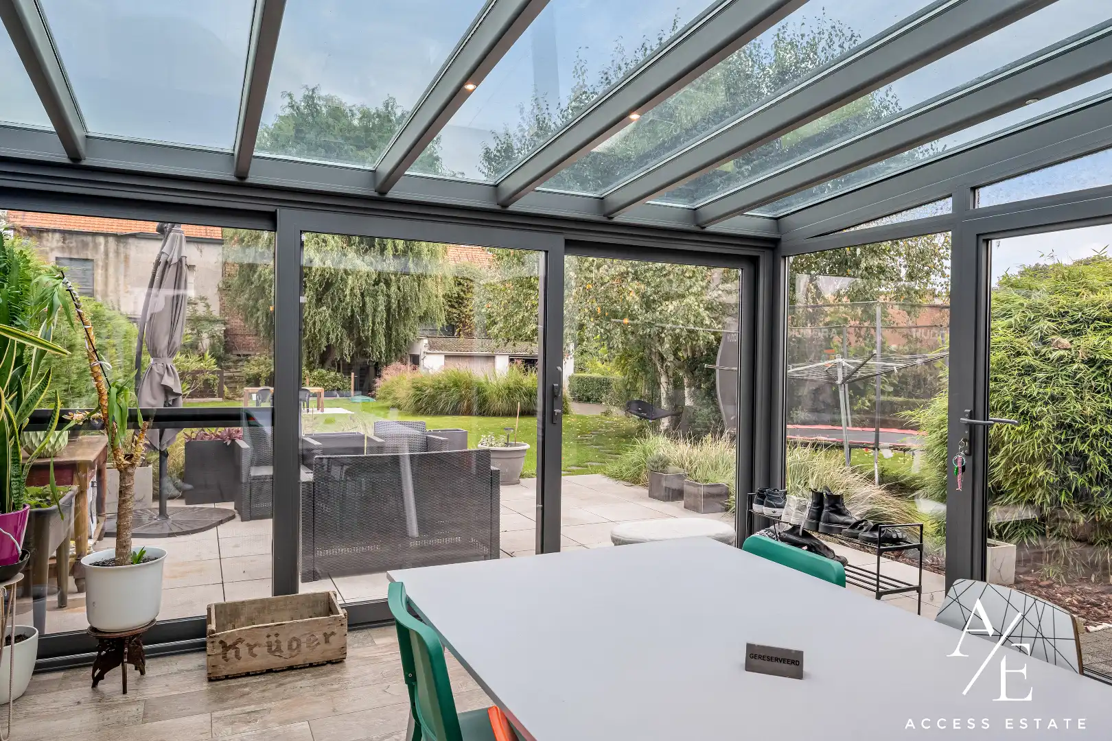 Ruime, gerenoveerde woning met prachtige stadstuin (600m²) en dubbele garage foto 11