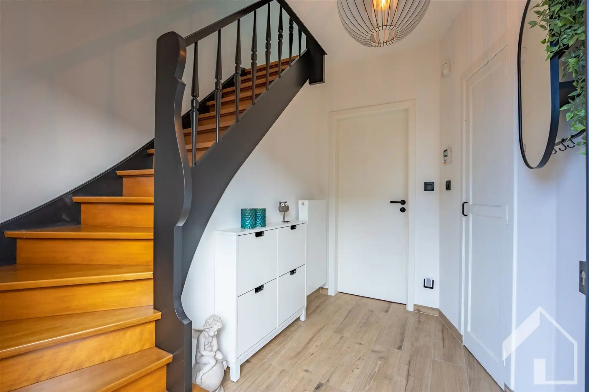 TOTAAL gerenoveerde halfopen bebouwing foto 2