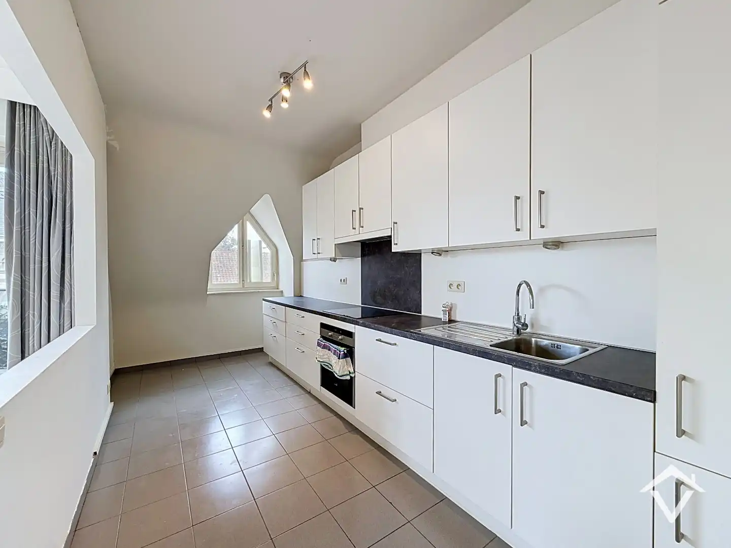 Ruim, gezellig dakappartement met 3 slaapkamers in centrum Roeselare  foto 8