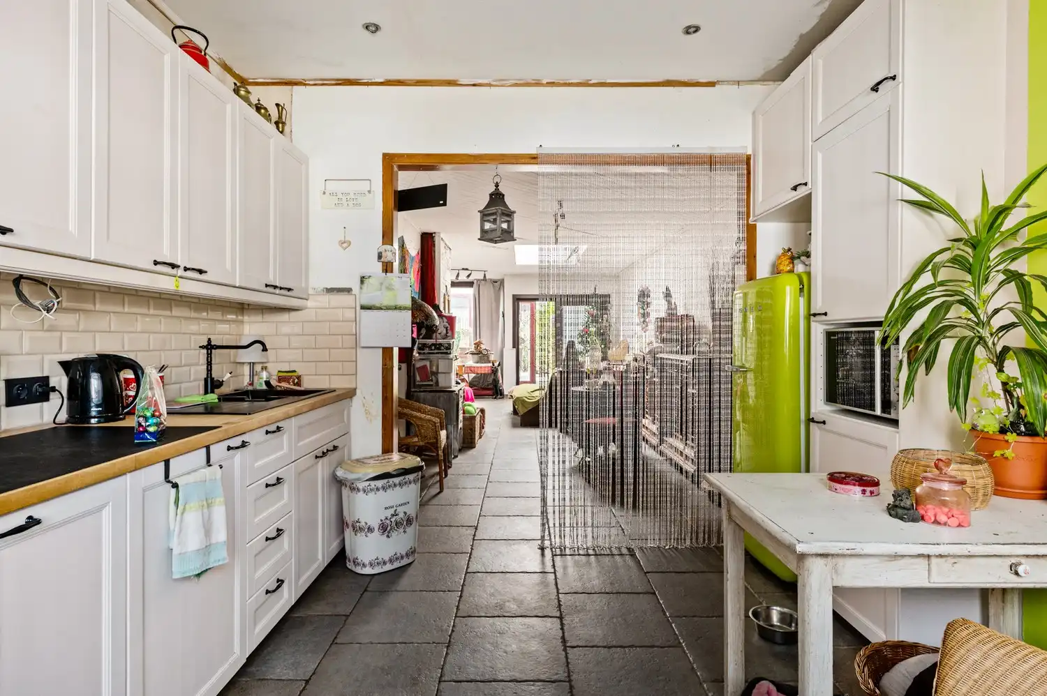 Gedeeltelijk te renoveren rijwoning met 3 slaapkamers, tuin en veel potentieel in Merksem! foto 8