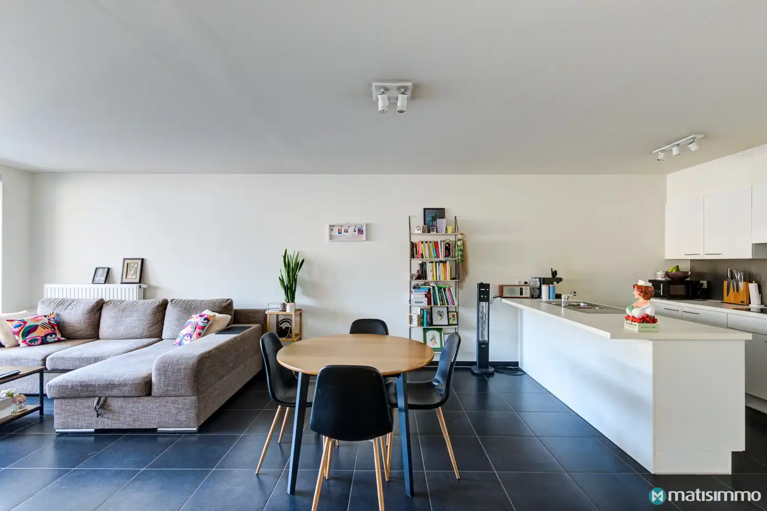 INSTAPKLAAR APPARTEMENT MET 2 SLAAPKAMERS EN AUTOSTAANPLAATS IN HET CENTRUM VAN BILZEN foto 6