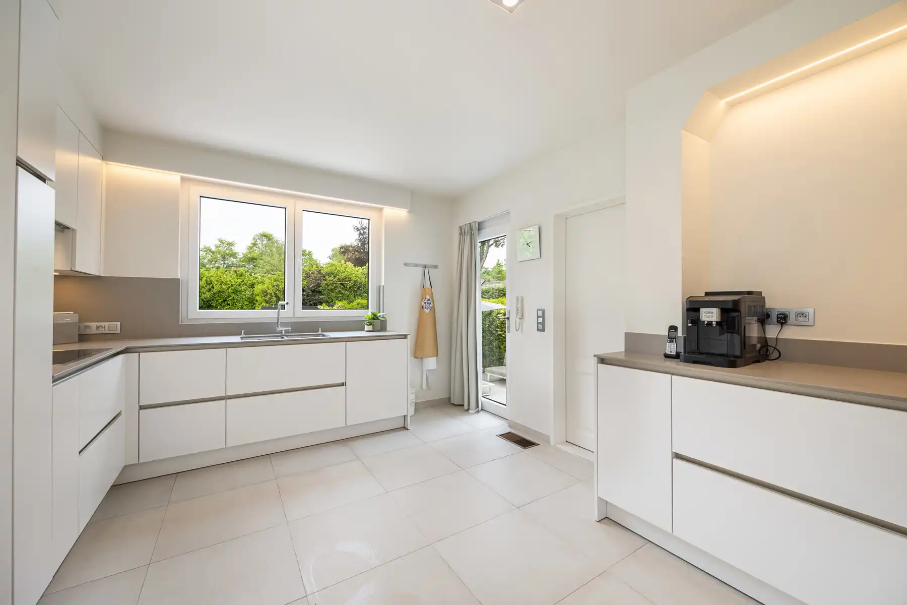 Split-level woning op ca. 1103 m² in een rustige woonwijk foto 9