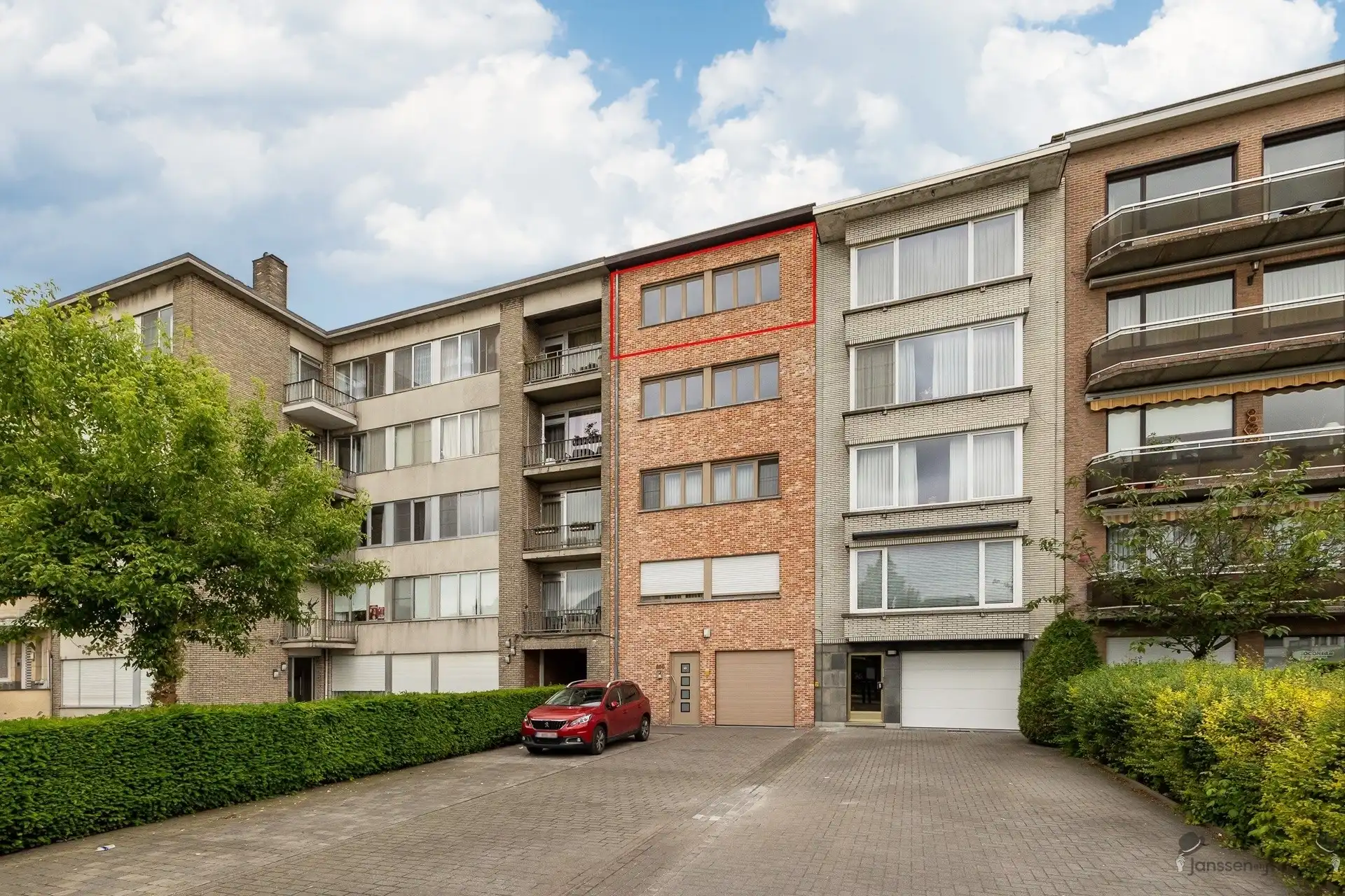 Instapklaar appartement met 2 slpks, terras en autostaanplaats foto {{pictureIndex}}