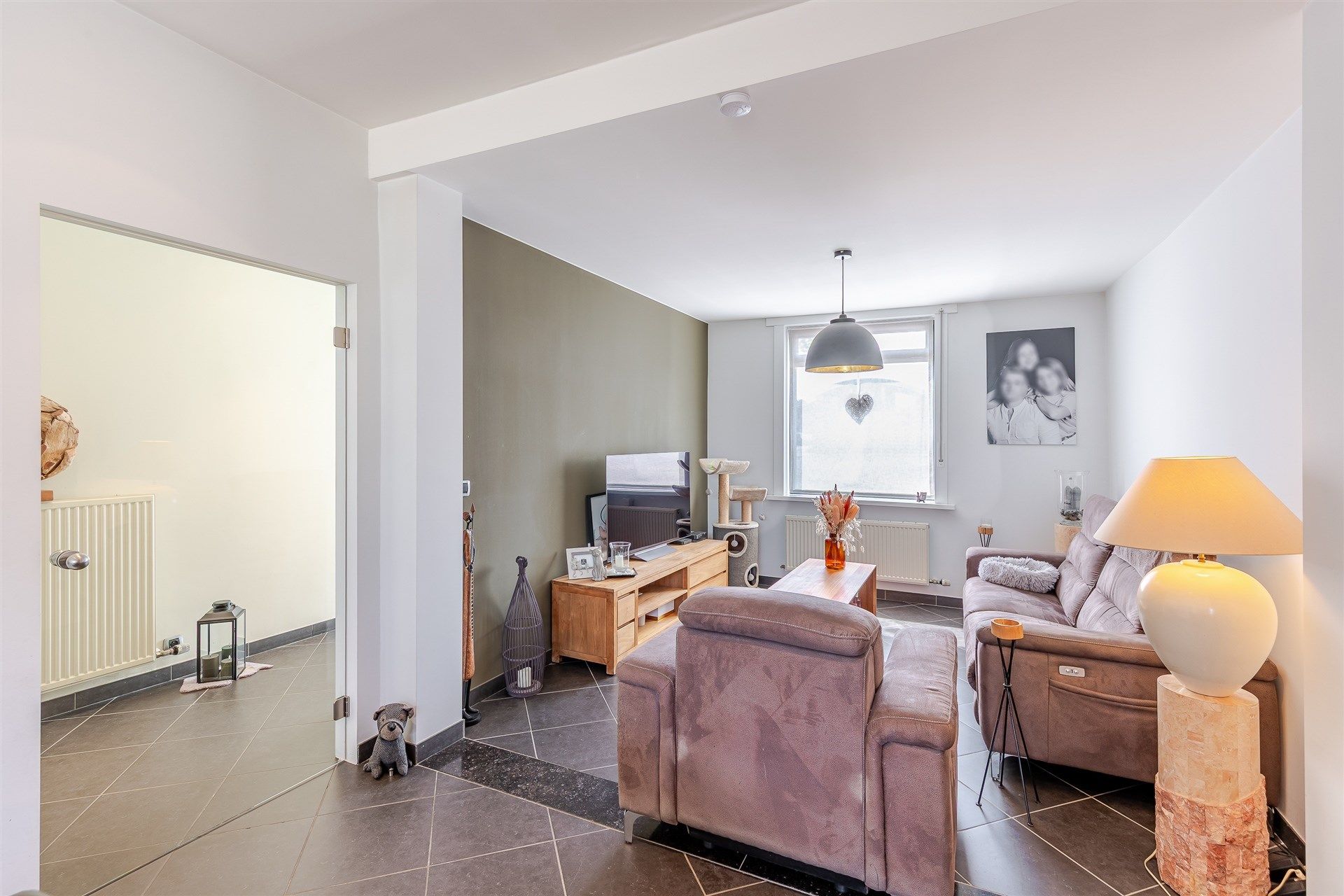Uitstekend gerenoveerde woning met tuin en parkeerplaats foto 3