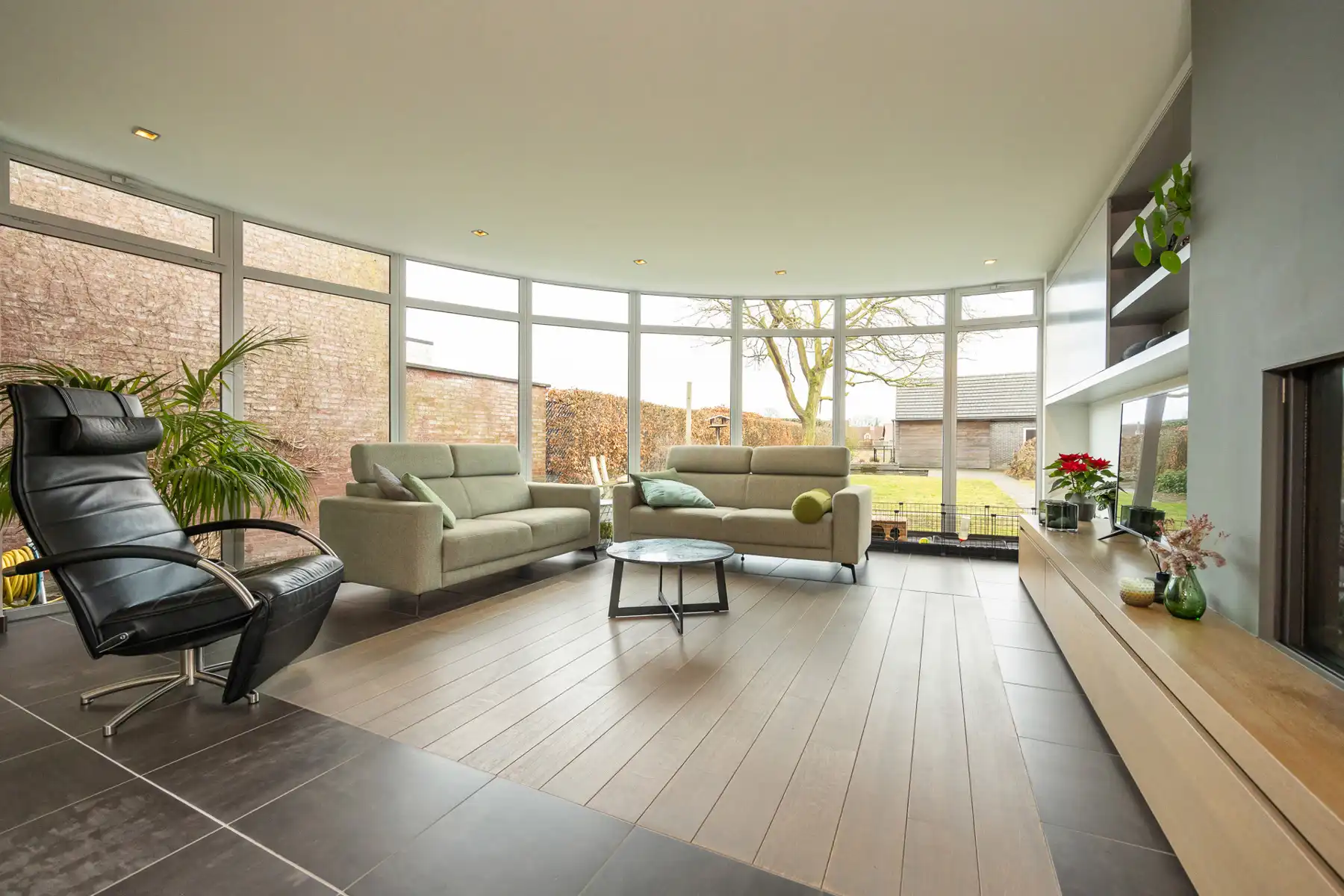 Ruime gezinswoning met tuin in een doodlopende straat. foto 3