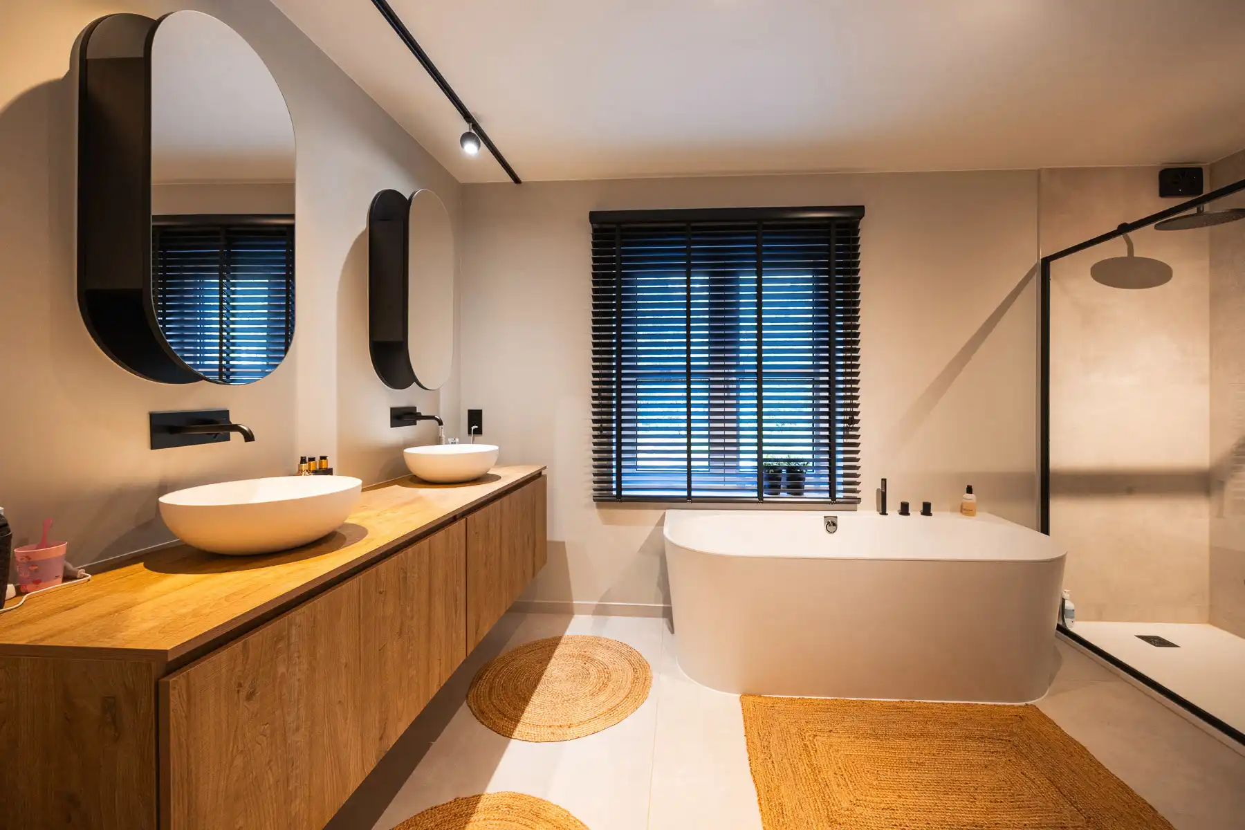 Royale villa met zwemvijver en polyvalent bijgebouw foto 16