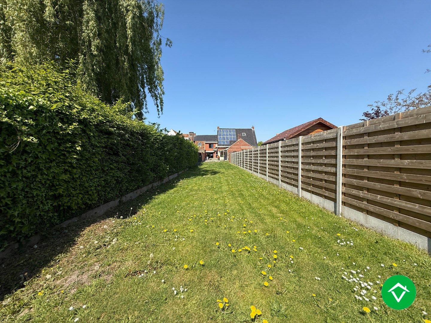 Charmante woning met twee slaapkamers, diepe tuin en ruime garage foto 15