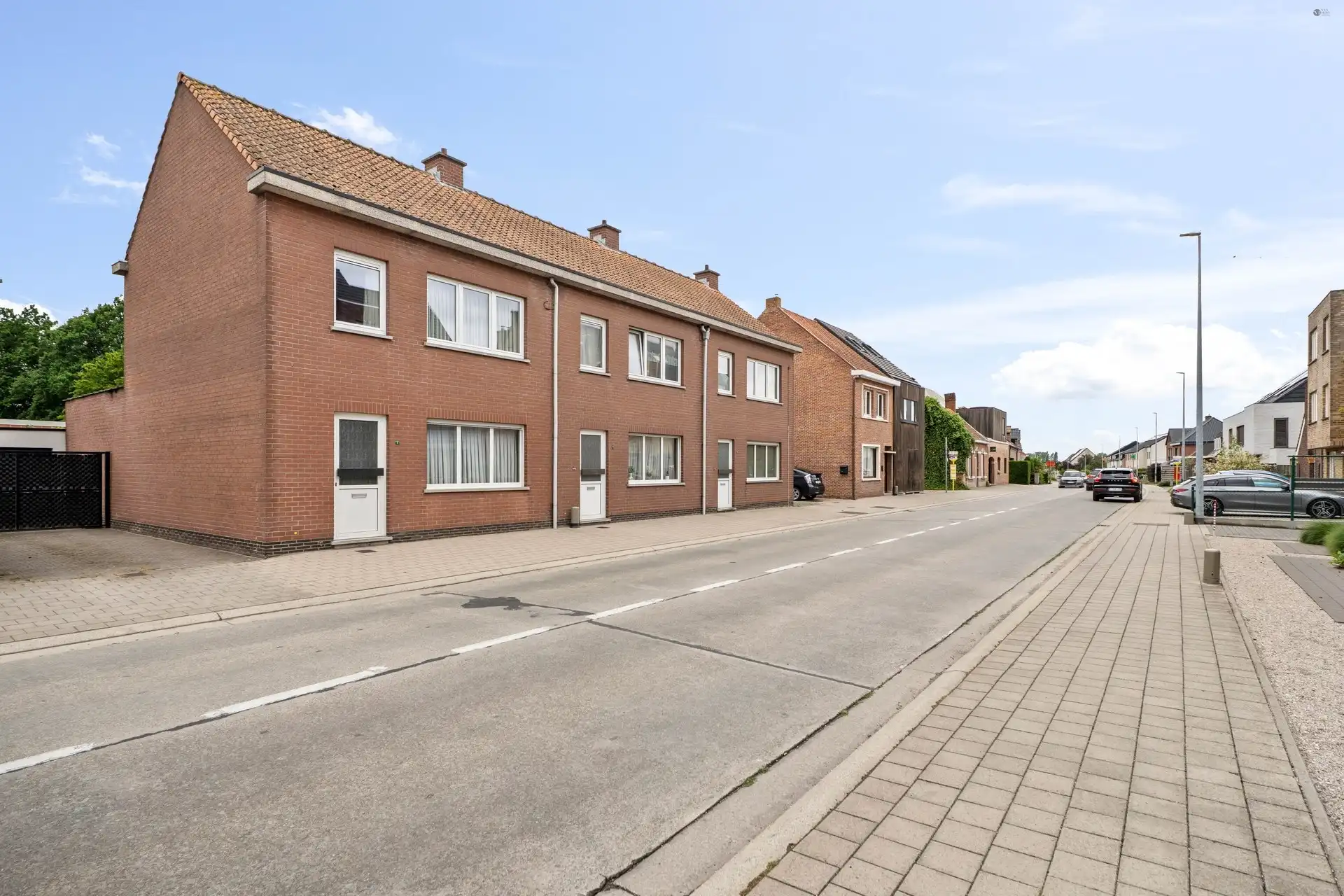 Opbrengsteigendom bestaande uit 3 kwalitatieve woningen met 3 garageboxen foto {{pictureIndex}}