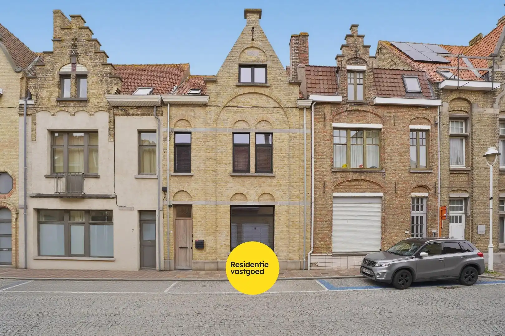 Subliem gerenoveerde herenwoning met 6 slaapkamers inclusief garage in Nieuwpoort-Stad op 135m² foto {{pictureIndex}}