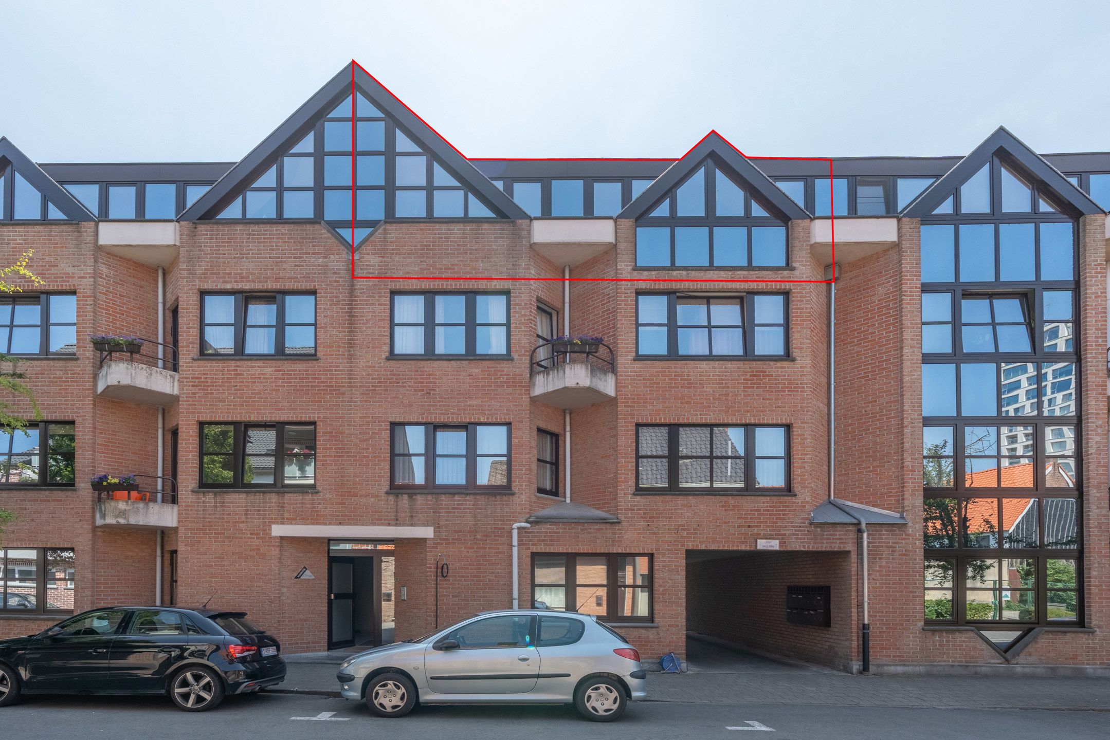 Duplex app met 2slpks, ruim terras en garagebox te Turnhout. foto {{pictureIndex}}