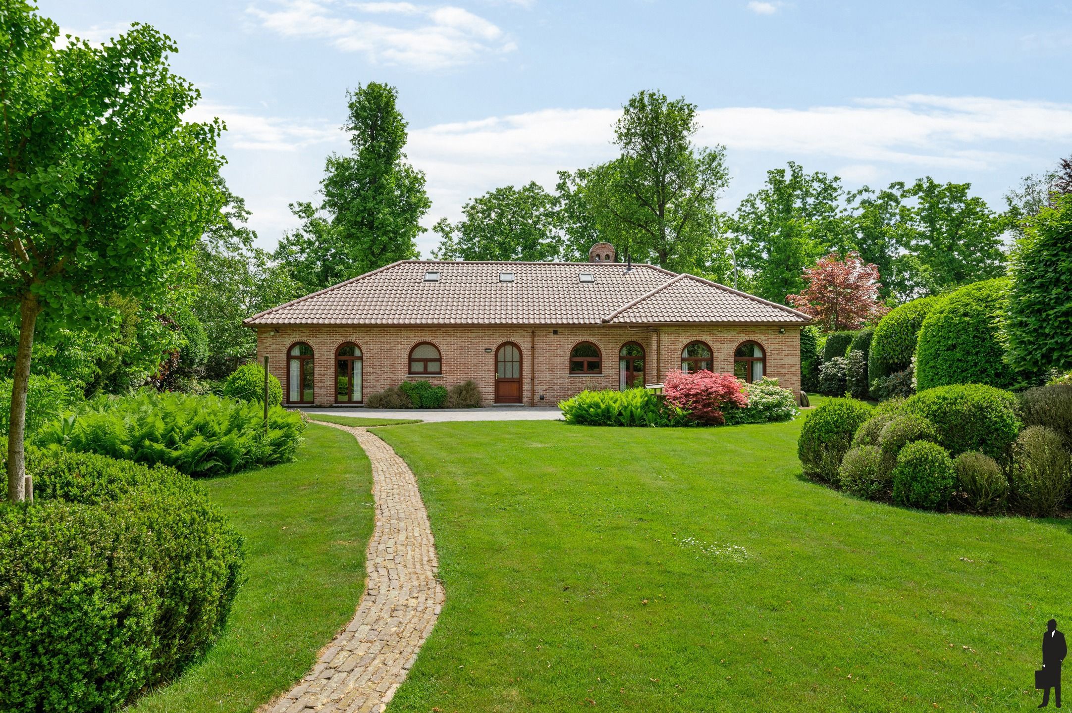 Provençaalse gelijkvloers villa op prachtig perceel van ca. 2.316 m² op de grens met Schilde. foto {{pictureIndex}}