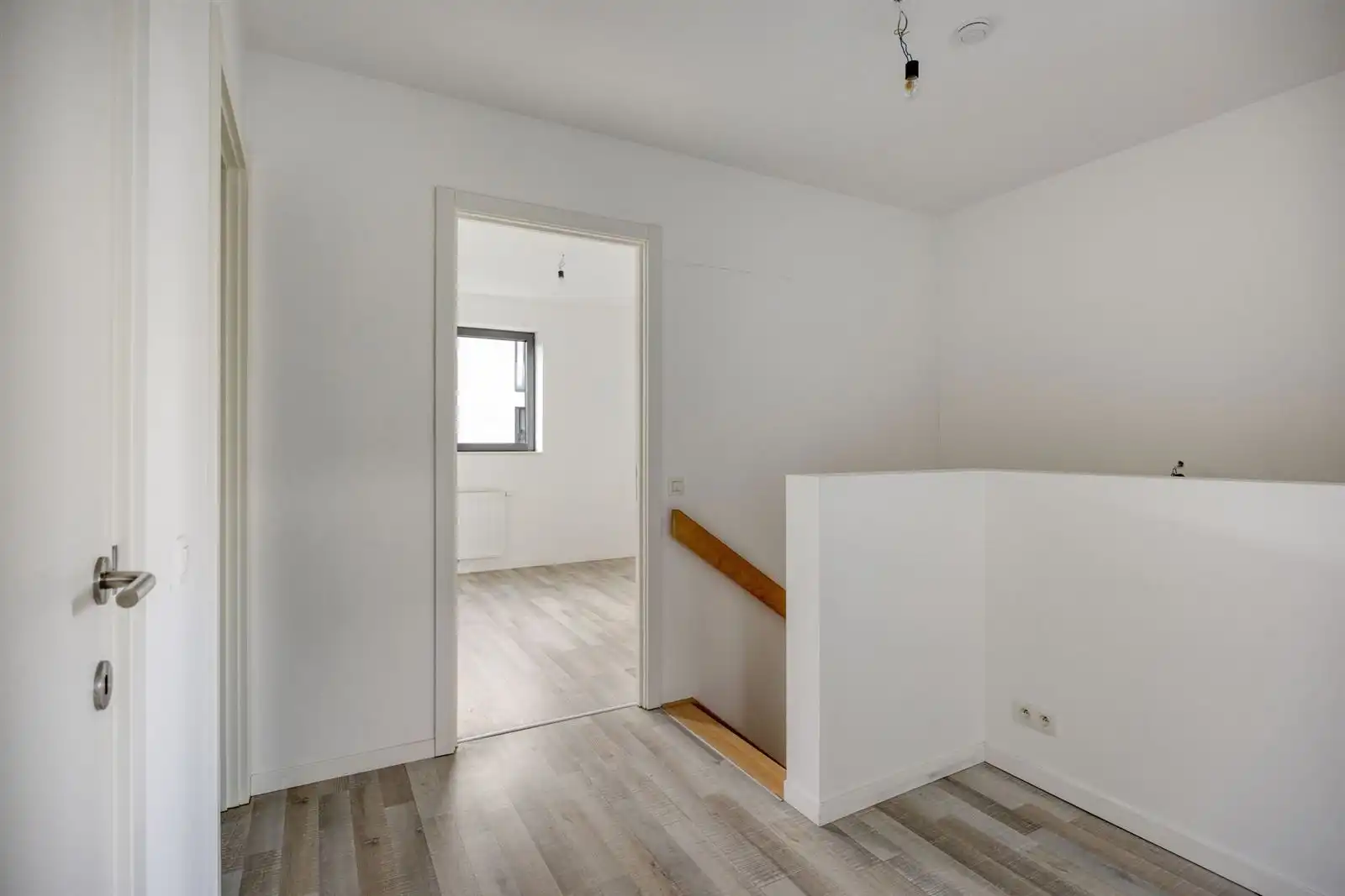 Recente 3-gevelwoning met 3 slaapkamers, tuin en garage foto 16