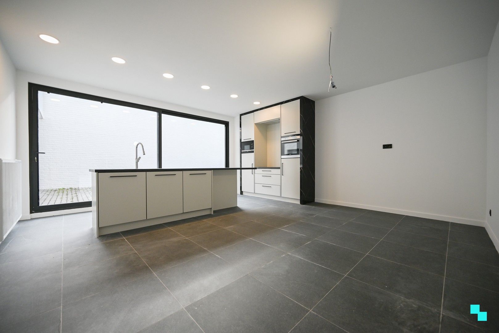 Compleet vernieuwd gelijkvloers appartement met zonneterras in hartje Wevelgem foto {{pictureIndex}}
