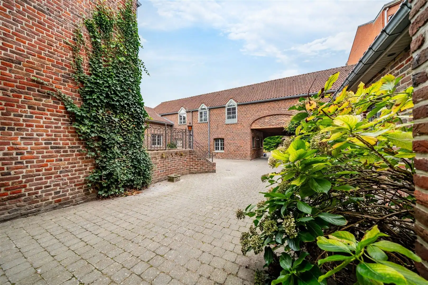 Handelscomplex met appartement in centrum Landen foto 30